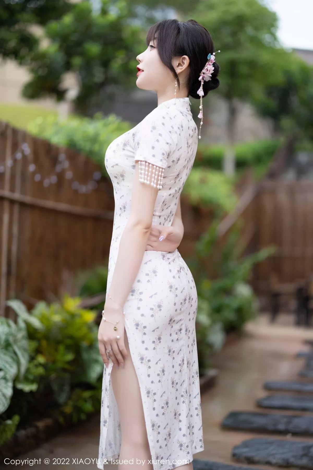 秀人集.com_[XiaoYu画语界]Vol.838_女神徐莉芝Booty户外性感浅色旗袍+白色网纱服饰完美诱惑写真86P