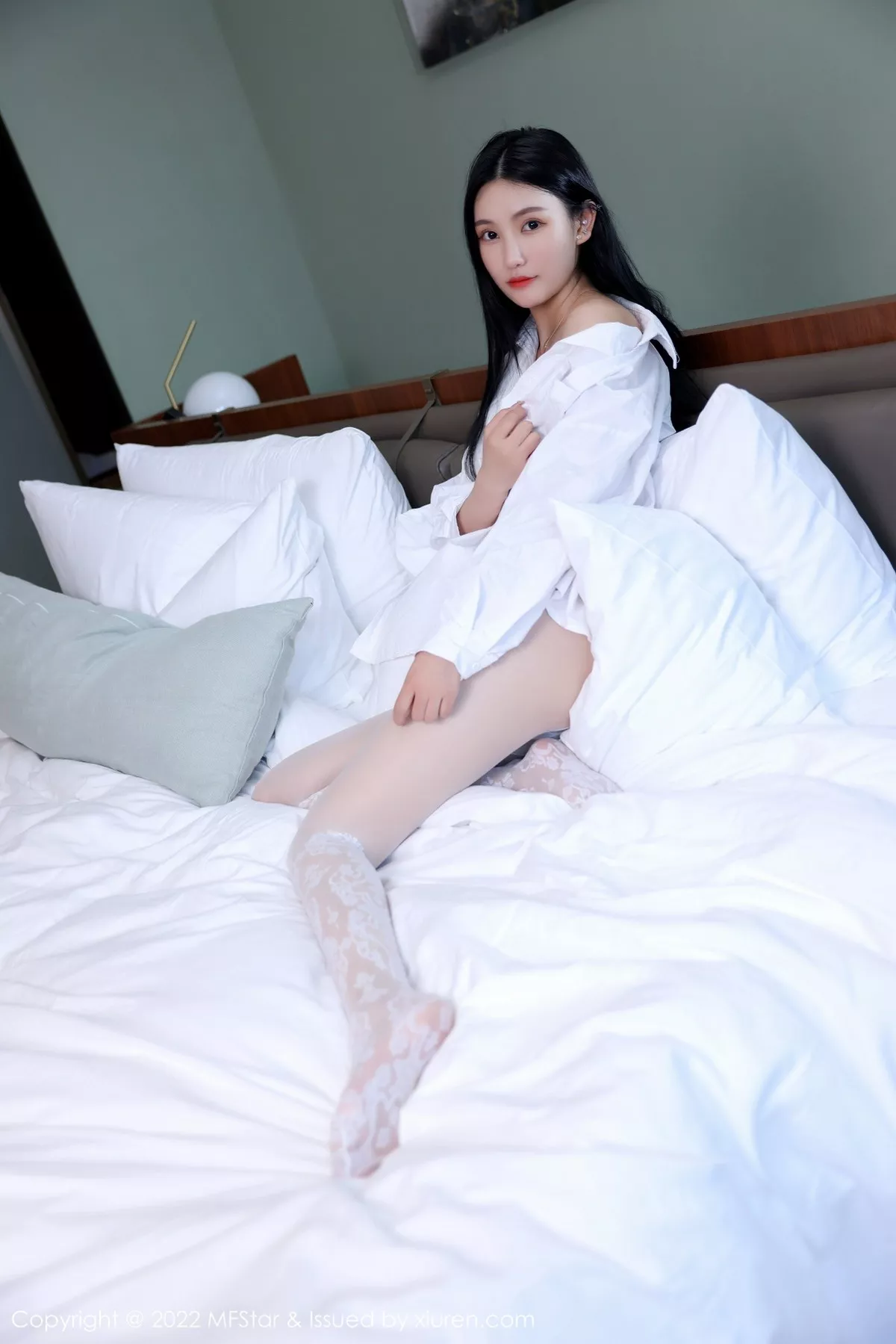 秀人集.com_[MFStar模范学院]Vol.565_新人模特小米XM性感白T配白色蛇纹无内丝袜惹火诱惑写真61P