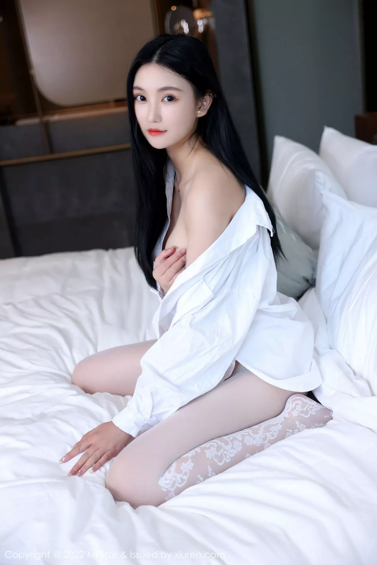 秀人集.com_[MFStar模范学院]Vol.565_新人模特小米XM性感白T配白色蛇纹无内丝袜惹火诱惑写真61P