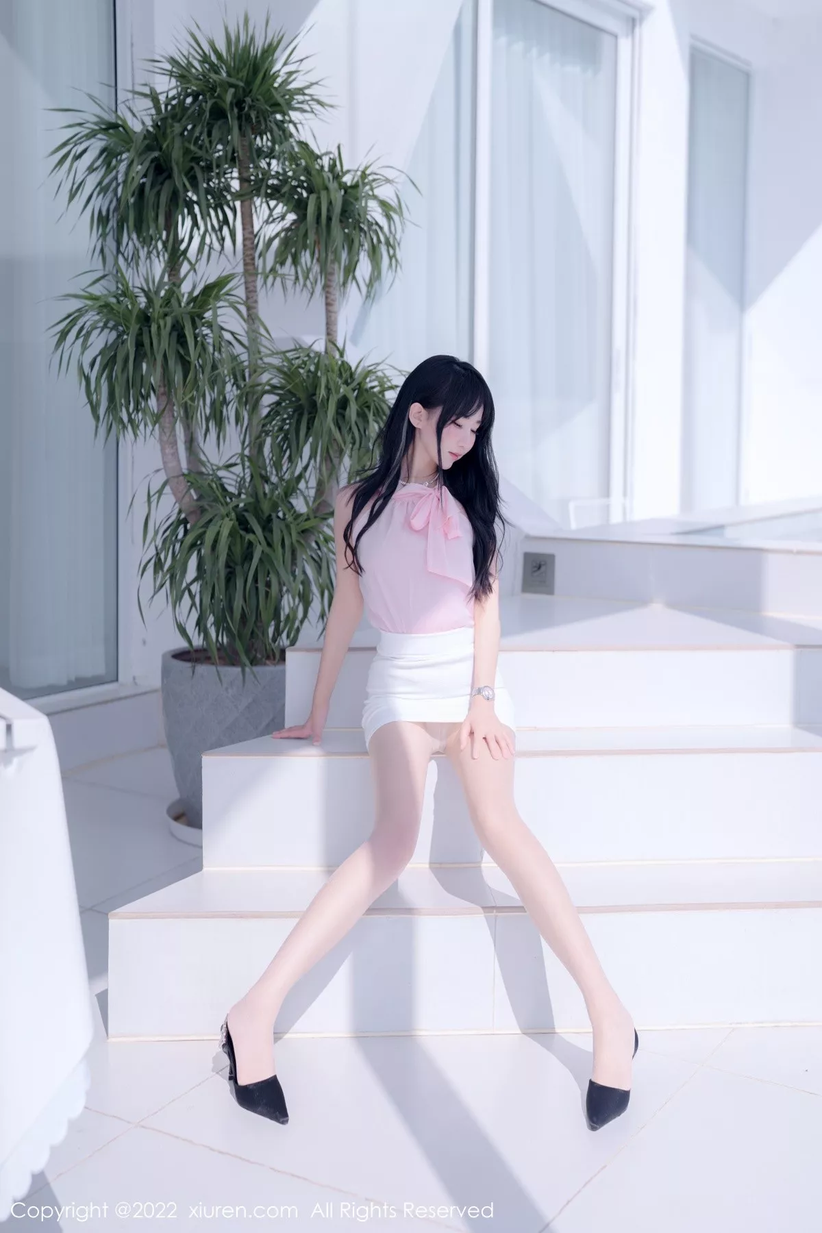 秀人集.com_[XiuRen秀人网]No.5318_女神小果冻儿大理旅拍性感粉色上衣配白色短裙秀美腿诱惑写真76P