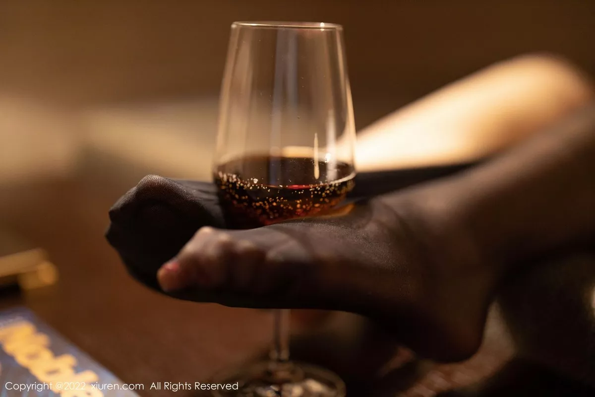 秀人集.com_[XiuRen秀人网]No.5323_女神奶瓶土肥圆私房红色露肩连衣长裙配超薄黑丝完美诱惑写真81P