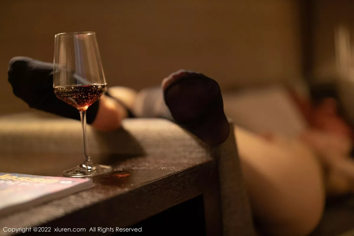 秀人集.com_[XiuRen秀人网]No.5323_女神奶瓶土肥圆私房红色露肩连衣长裙配超薄黑丝完美诱惑写真81P