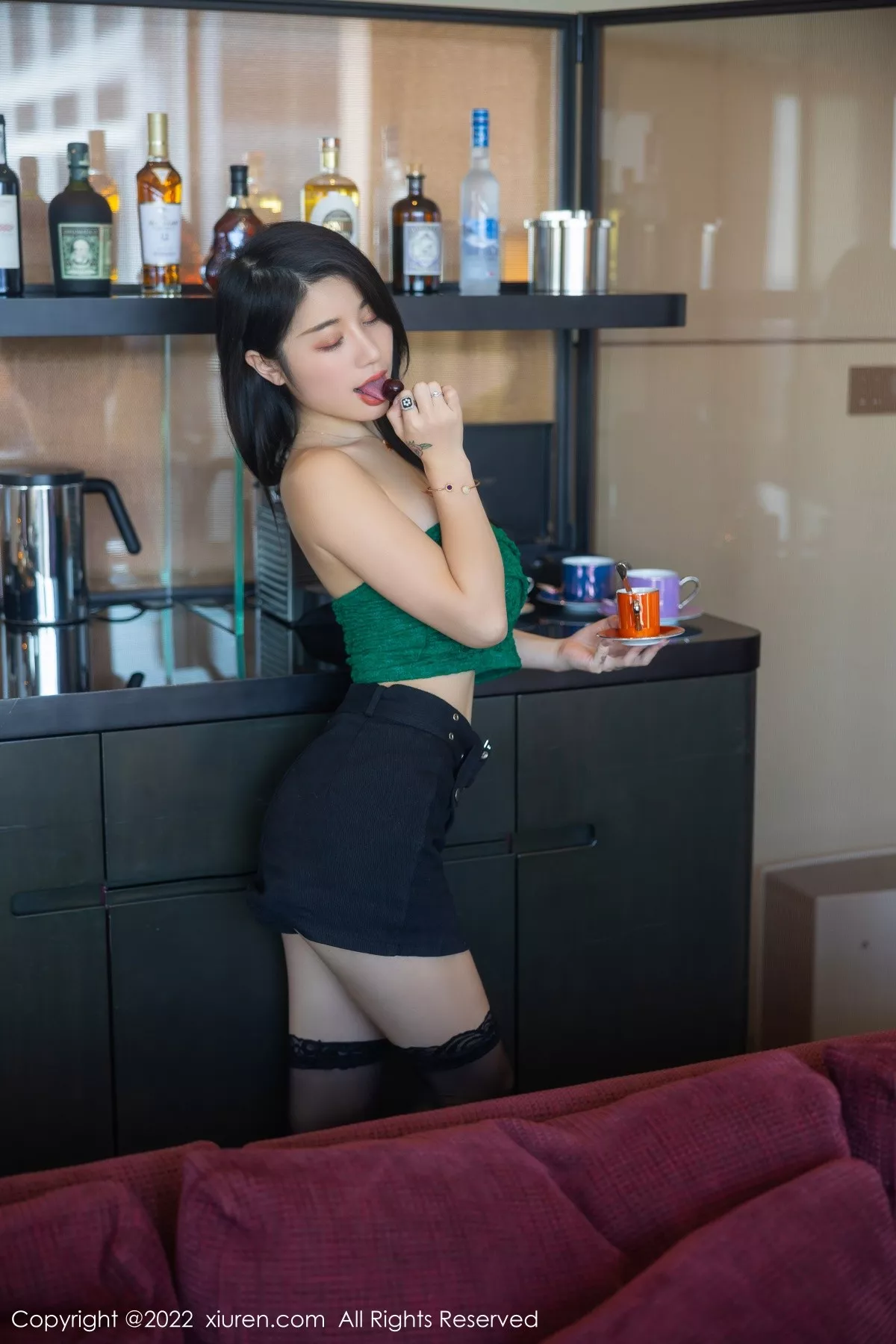 秀人集.com_[XiuRen秀人网]No.5455_模特美七Mia西双版纳旅拍露肩短装配黑短裙秀惹火身材诱惑写真75P