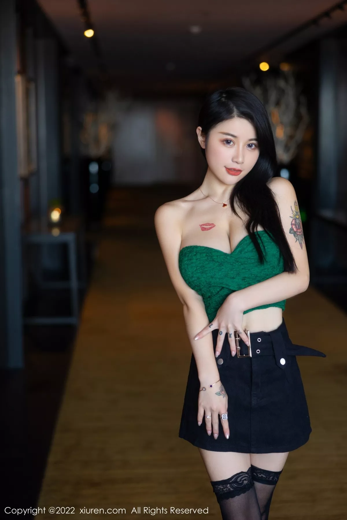 秀人集.com_[XiuRen秀人网]No.5455_模特美七Mia西双版纳旅拍露肩短装配黑短裙秀惹火身材诱惑写真75P