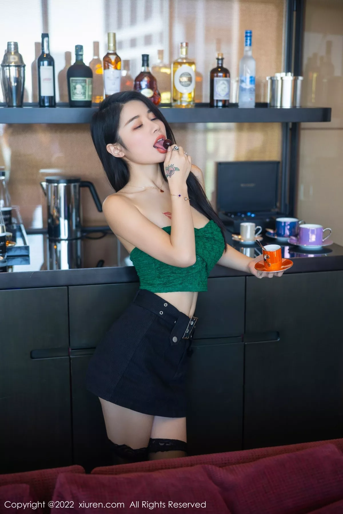 秀人集.com_[XiuRen秀人网]No.5455_模特美七Mia西双版纳旅拍露肩短装配黑短裙秀惹火身材诱惑写真75P