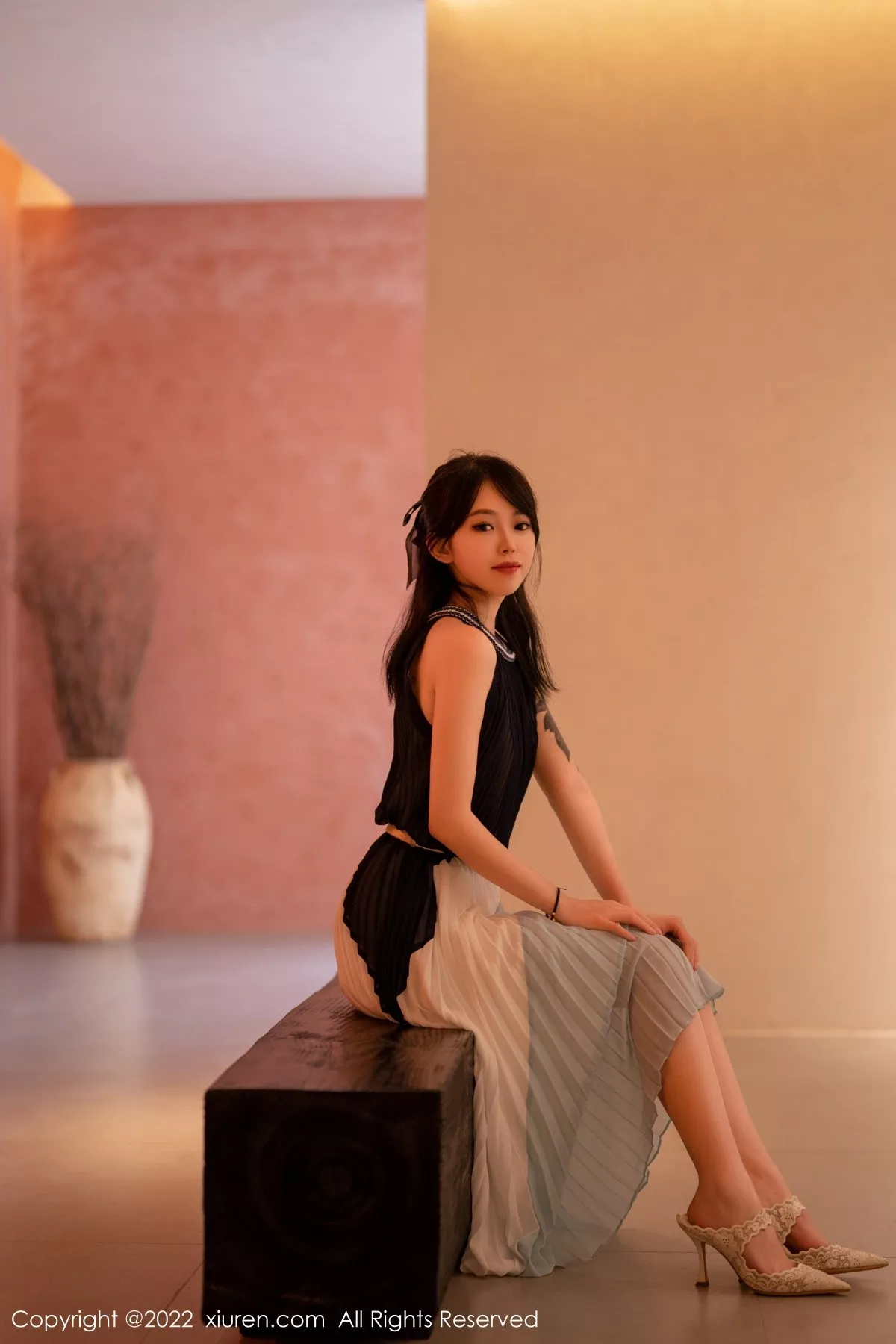 秀人集.com_[XiuRen秀人网]No.5327_模特奶瓶大理旅拍脱连衣裙露性感蕾丝内衣秀苗条身材诱惑写真53P