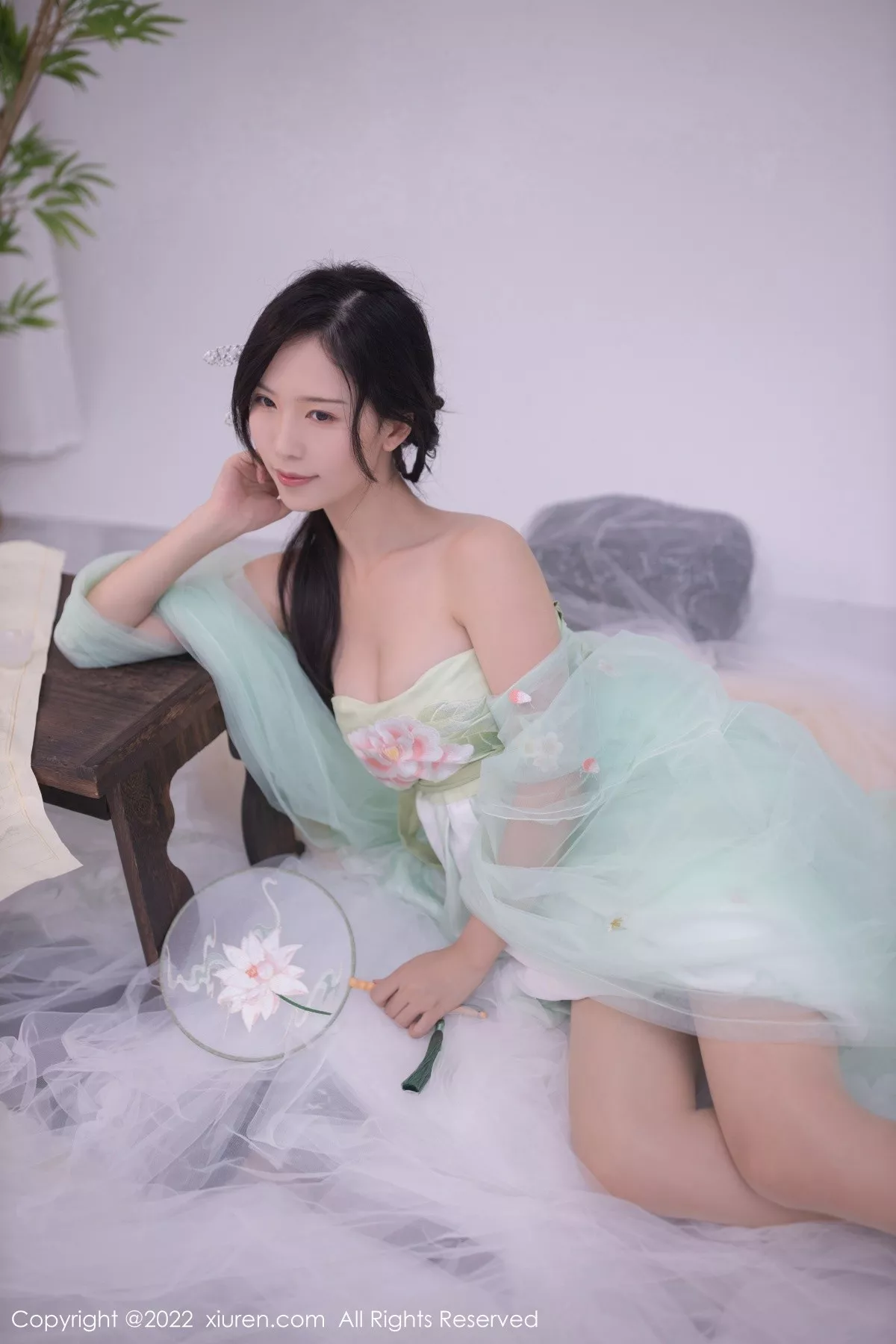 秀人集.com_[XiuRen秀人网]No.5345_模特利世私房性感淡绿色轻透古装服饰透视秀火辣身材诱惑写真72P
