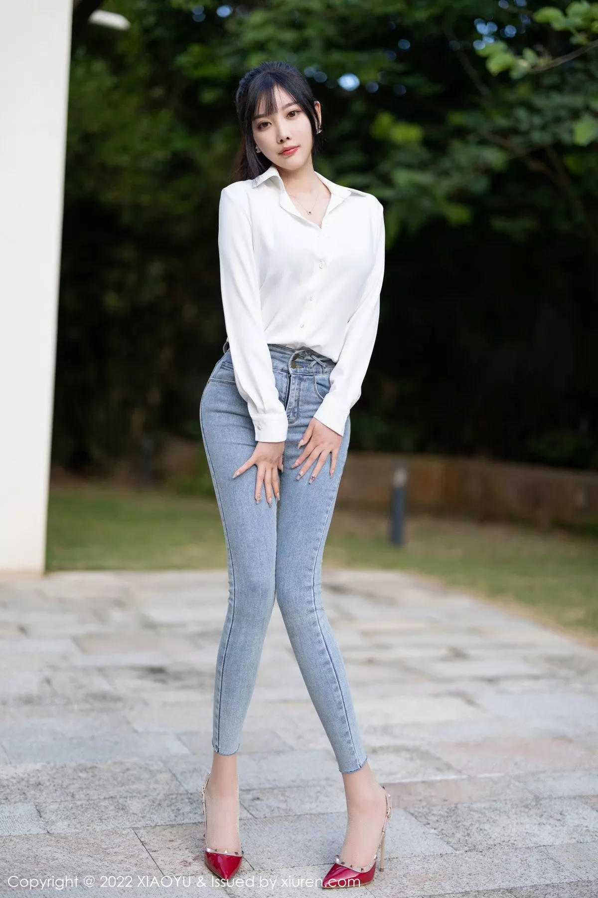 秀人集.com_[XiaoYu画语界]Vol.846_女神杨晨晨Yome性感白T配牛仔裤露红色内衣超薄肉丝诱惑写真85P