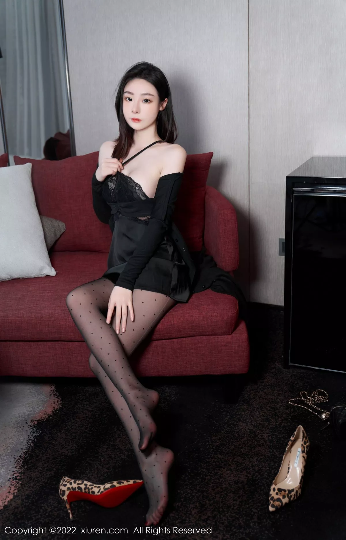 秀人集.com_[XiuRen秀人网]No.5529_模特是小逗逗心愿旅拍脱黑色露肩连衣长裙露蕾丝内衣诱惑写真92P