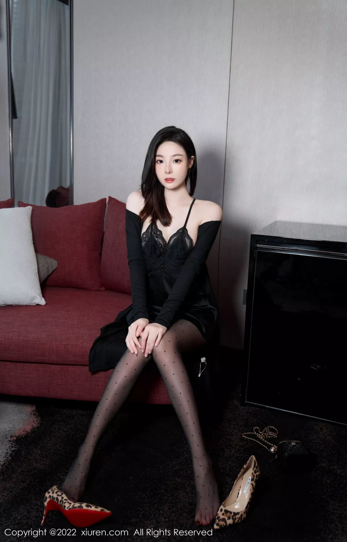 秀人集.com_[XiuRen秀人网]No.5529_模特是小逗逗心愿旅拍脱黑色露肩连衣长裙露蕾丝内衣诱惑写真92P