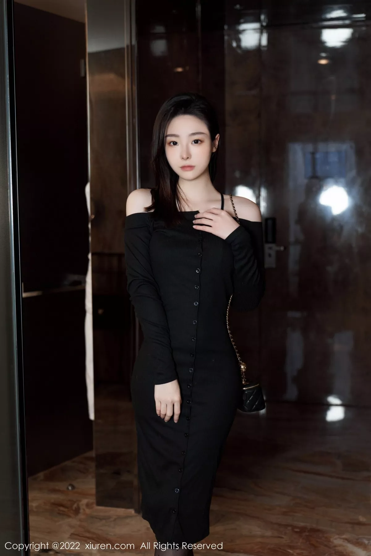 秀人集.com_[XiuRen秀人网]No.5529_模特是小逗逗心愿旅拍脱黑色露肩连衣长裙露蕾丝内衣诱惑写真92P