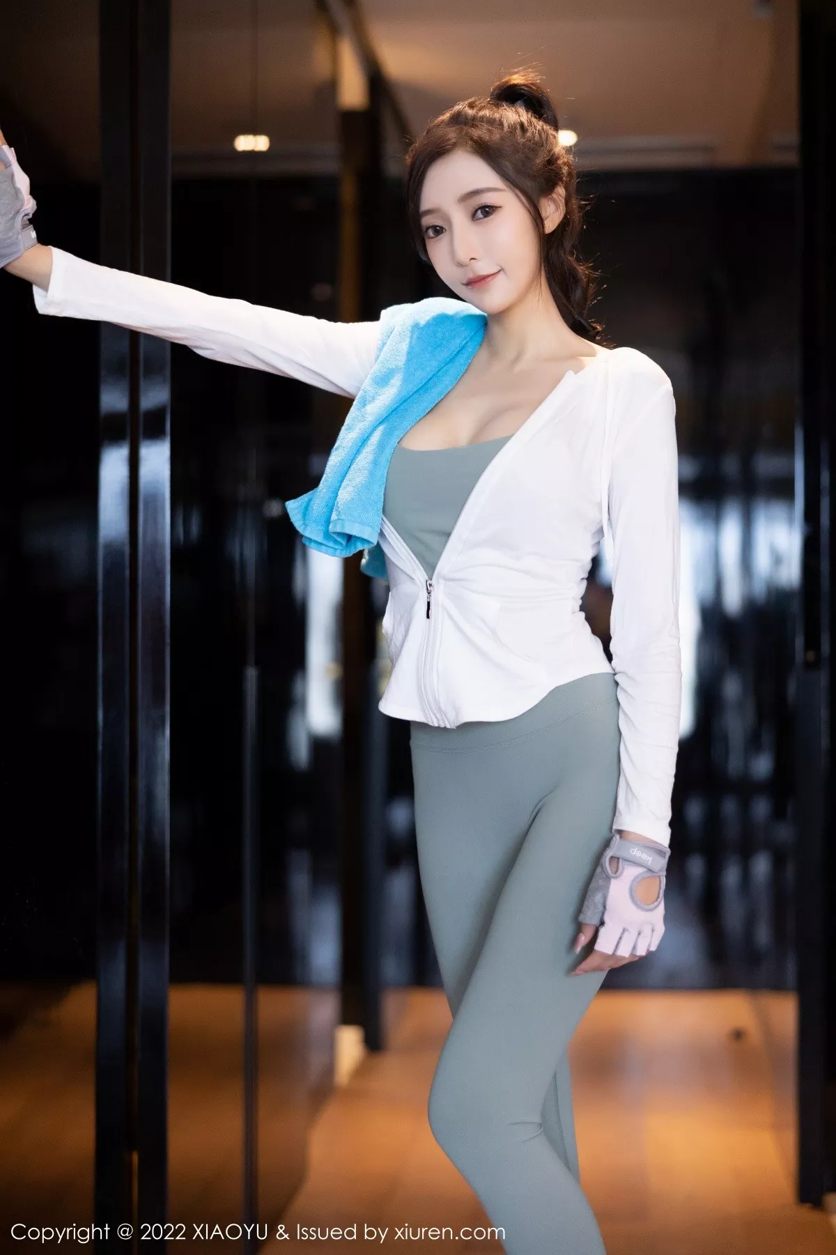 秀人集.com_[XiaoYu画语界]Vol.857_女神王馨瑶yanni健身所场绿灰色运动服半脱秀完美身材诱惑写真85P