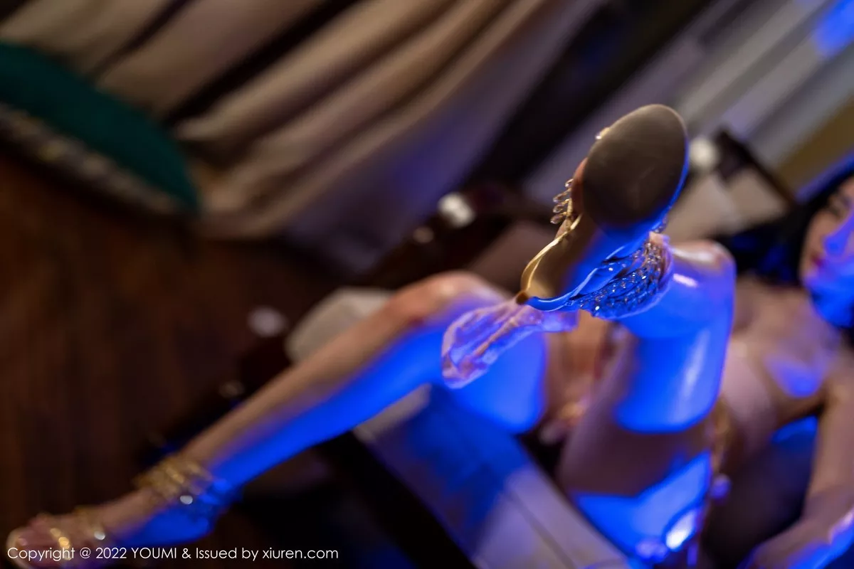 秀人集.com_[YouMi尤蜜荟]Vol.833_模特允爾成都旅拍性感吊坠露粉色情趣内衣秀油亮肌肤诱惑写真57P