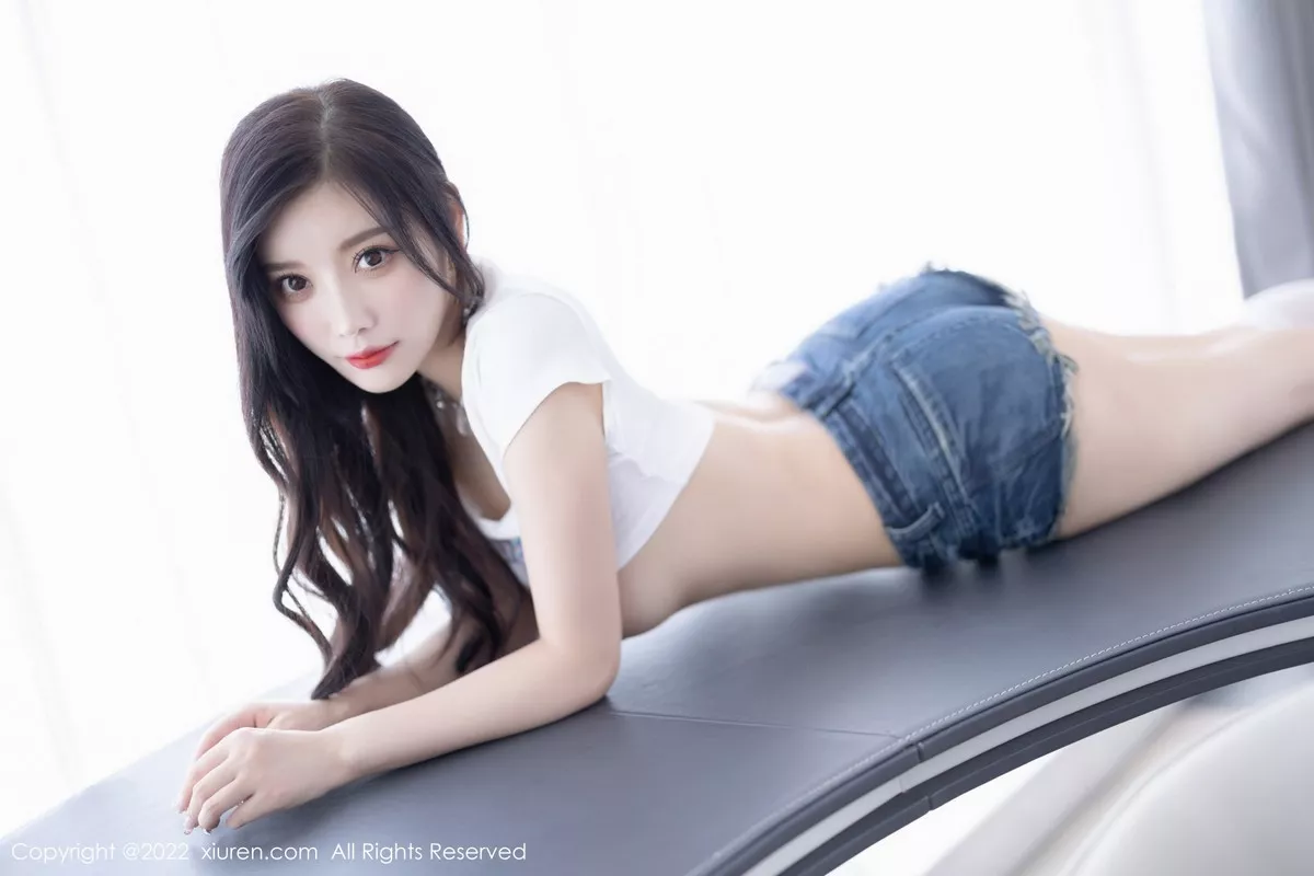 秀人集.com_[XiuRen秀人网]No.5551_女神杨晨晨Yome白色半截上衣配牛仔超短裤秀丰腴身材诱惑写真72P