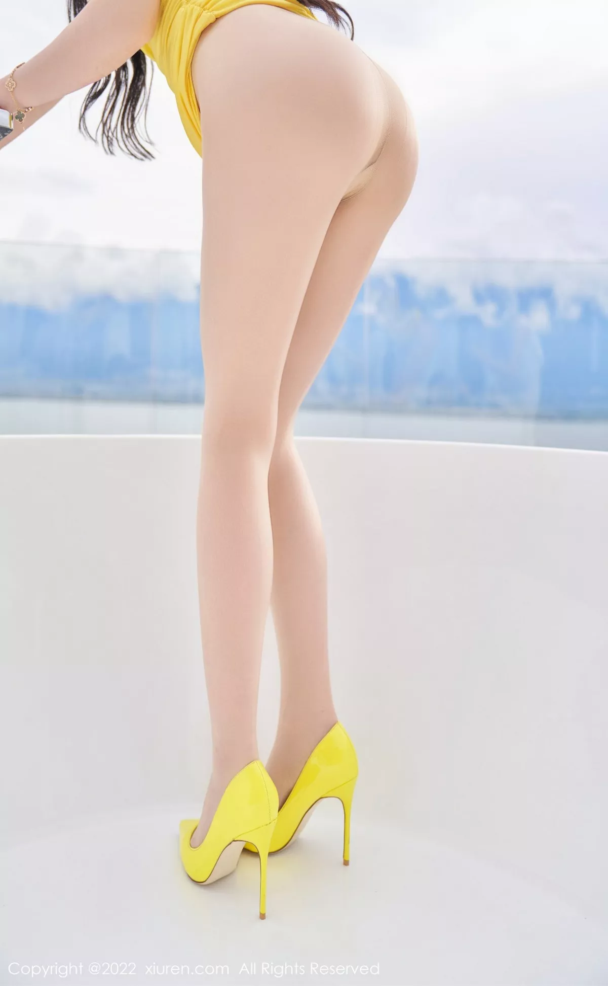 秀人集.com_[XiuRen秀人网]No.5557_女神周于希Sally心愿旅拍黄色收身连衣裙配无内肉丝惹火诱惑写真70P