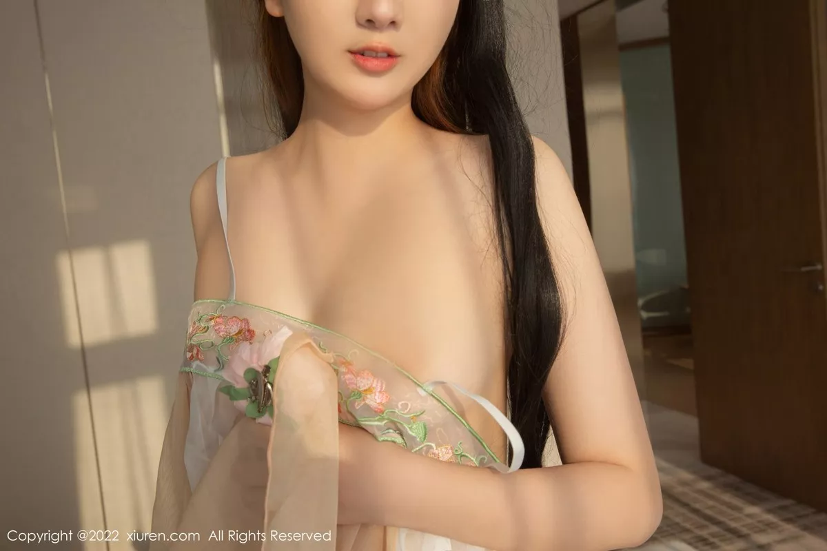 秀人集.com_[XiuRen秀人网]No.5556_模特江真真中秋主题白色轻透古装服饰配超薄无内肉丝诱惑写真70P