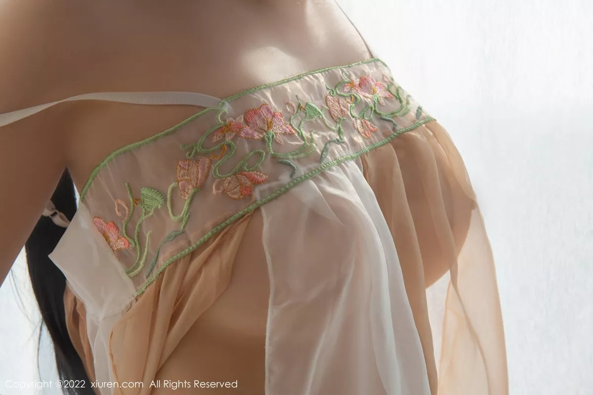 秀人集.com_[XiuRen秀人网]No.5556_模特江真真中秋主题白色轻透古装服饰配超薄无内肉丝诱惑写真70P