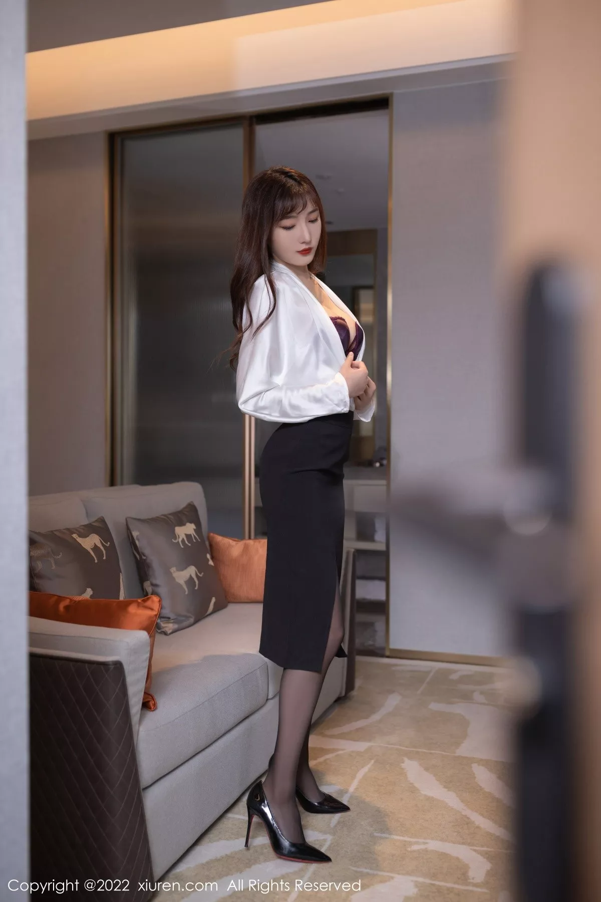 秀人集.com_[XiuRen秀人网]No.5564_模特陆萱萱性感白T配短裙半脱露紫色蕾丝内衣超薄黑丝诱惑写真80P