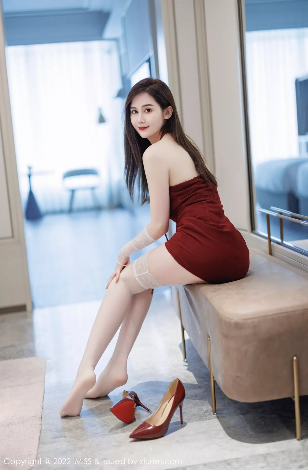 秀人集.com_[IMISS爱蜜社]Vol.698_气质女神SISY思脱红色连衣短裙露性感粉色内衣撩人诱惑写真36P