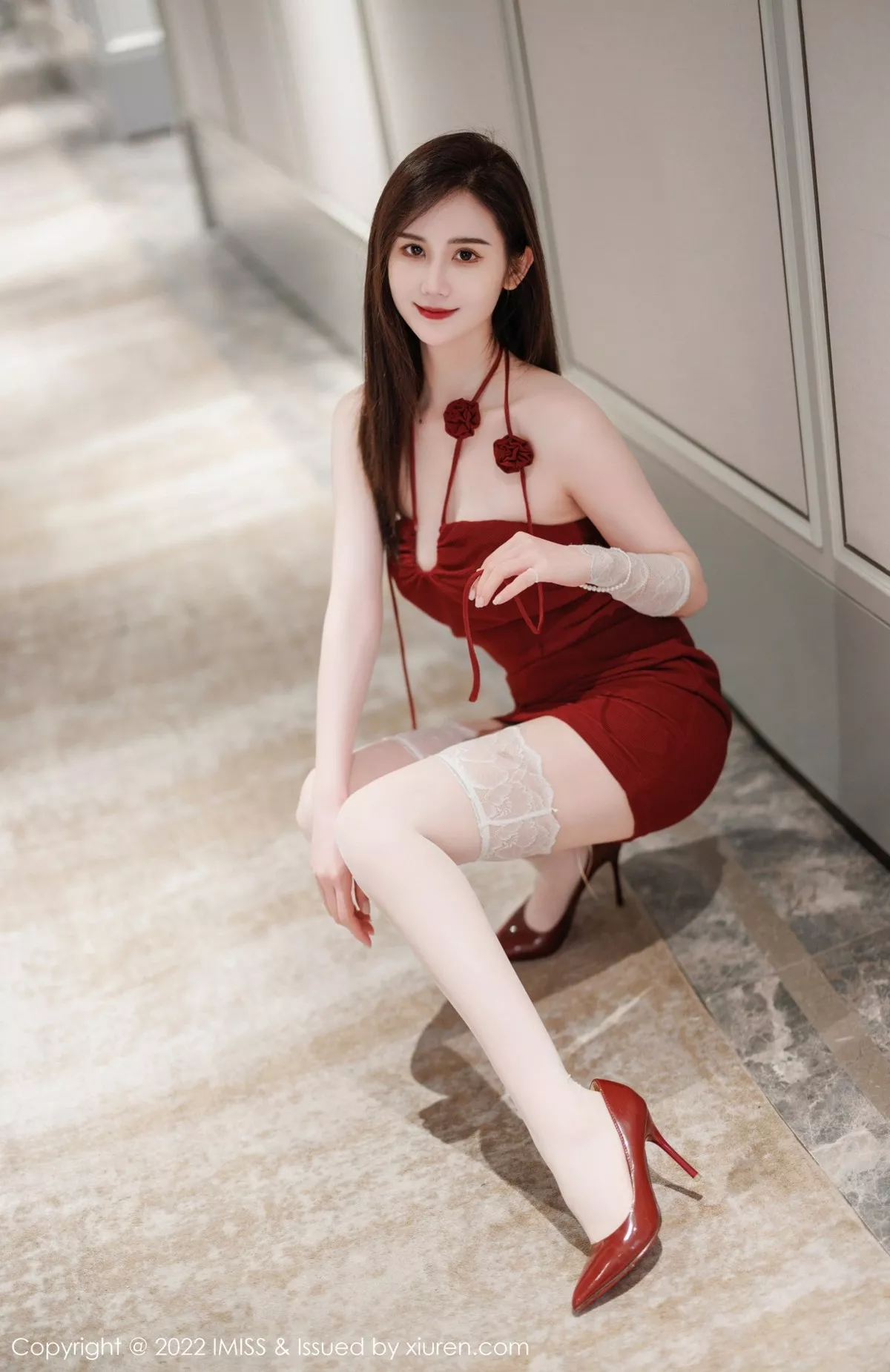 秀人集.com_[IMISS爱蜜社]Vol.698_气质女神SISY思脱红色连衣短裙露性感粉色内衣撩人诱惑写真36P