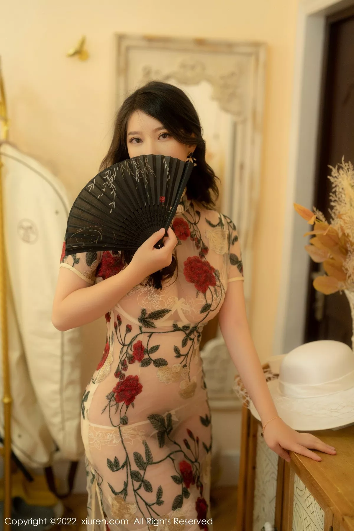 秀人集.com_[XiuRen秀人网]No.5577_模特白茹雪私房浅色薄纱旗袍配原色丝袜秀惹火身材诱惑写真56P