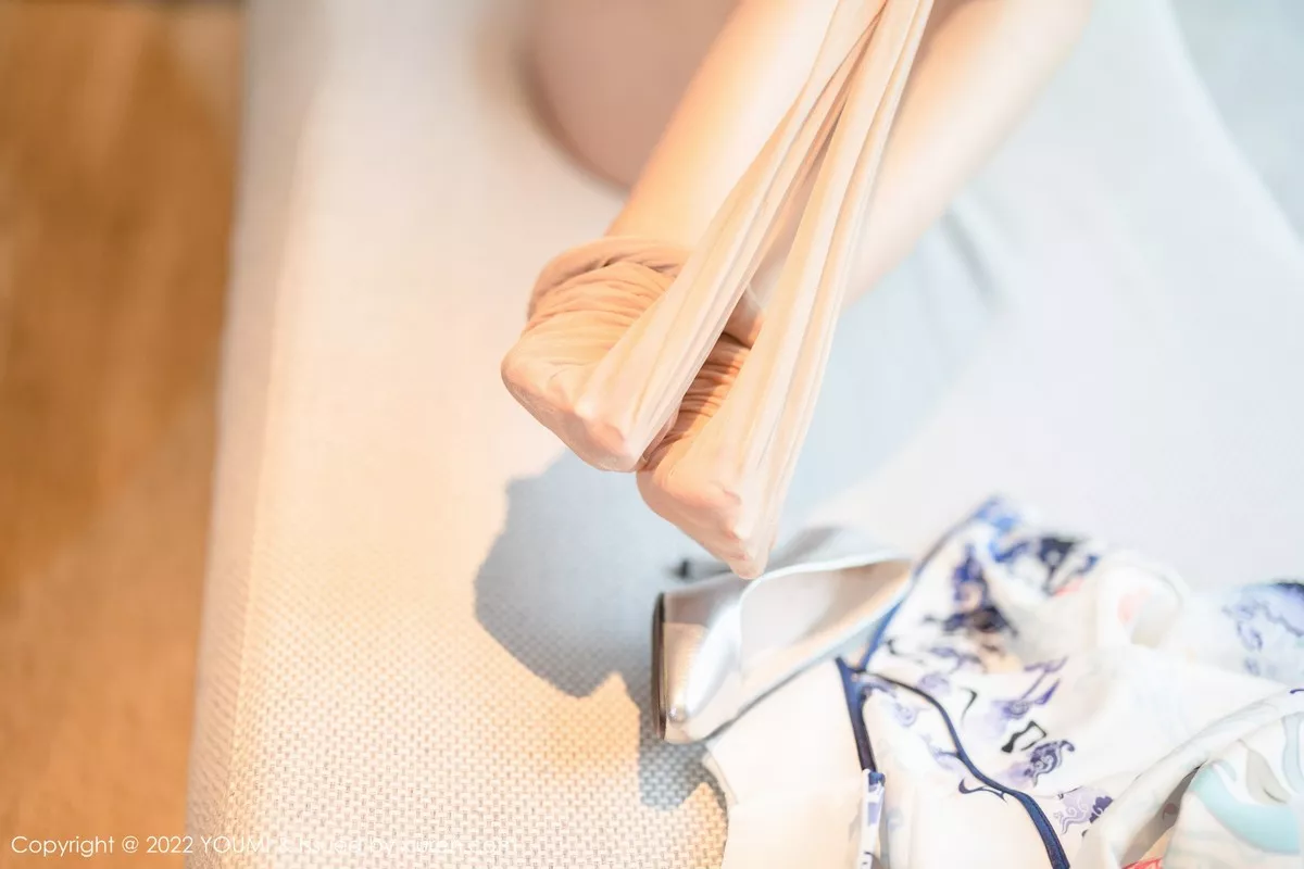 秀人集.com_[YouMi尤蜜荟]Vol.842_模特张思允Nice性感图案旗袍半脱露浅色带蓝丝内衣迷人诱惑写真80P