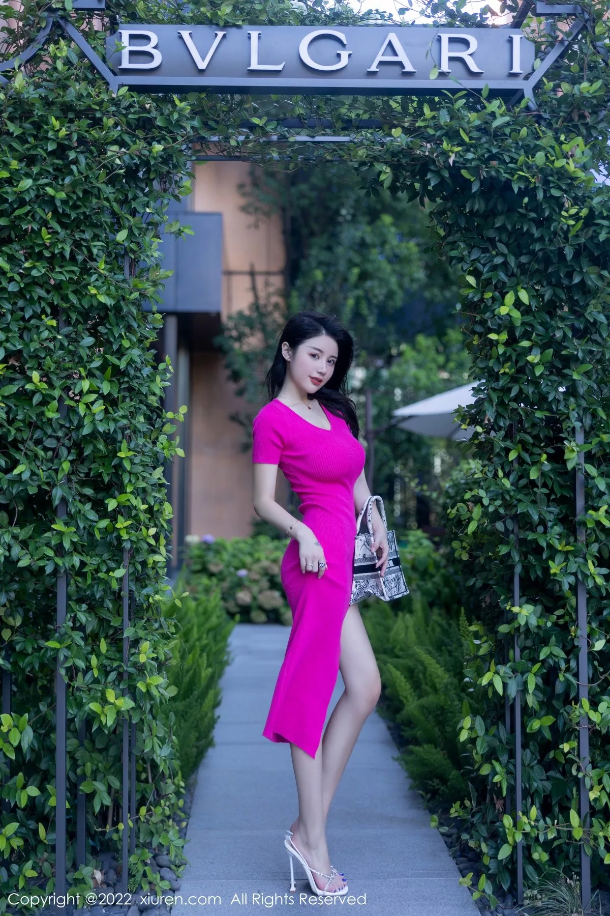 秀人集.com_[XiuRen秀人网]No.5582_模特美七Mia西双版纳旅拍性感粉红连衣长裙秀惹火身材诱惑写真81P