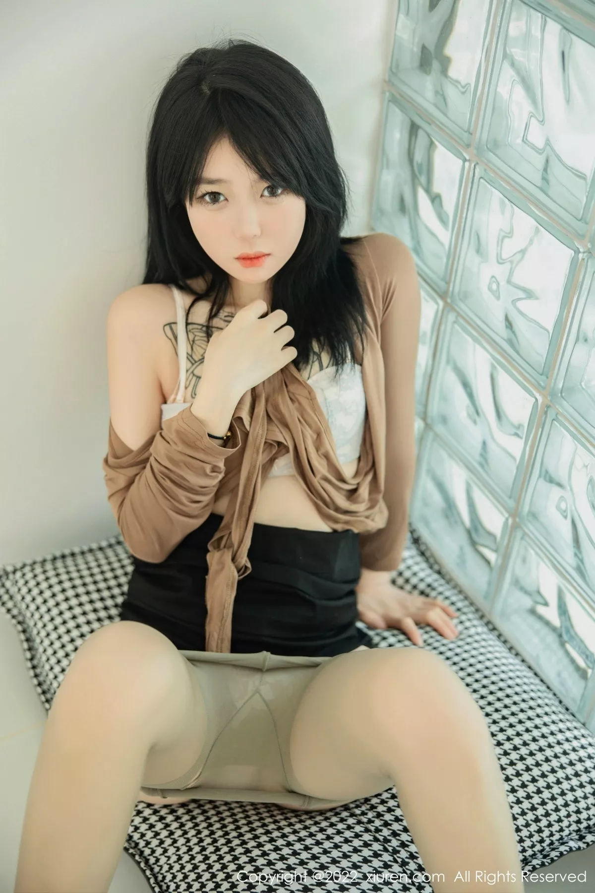 秀人集.com_[XiuRen秀人网]No.5587_模特奶瓶大理旅拍杏色衣配黑短裙露浅色内衣杏色丝袜诱惑写真100P