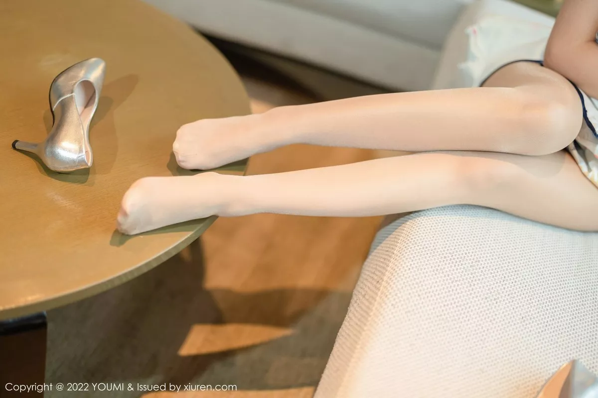 秀人集.com_[YouMi尤蜜荟]Vol.842_模特张思允Nice性感图案旗袍半脱露浅色带蓝丝内衣迷人诱惑写真80P