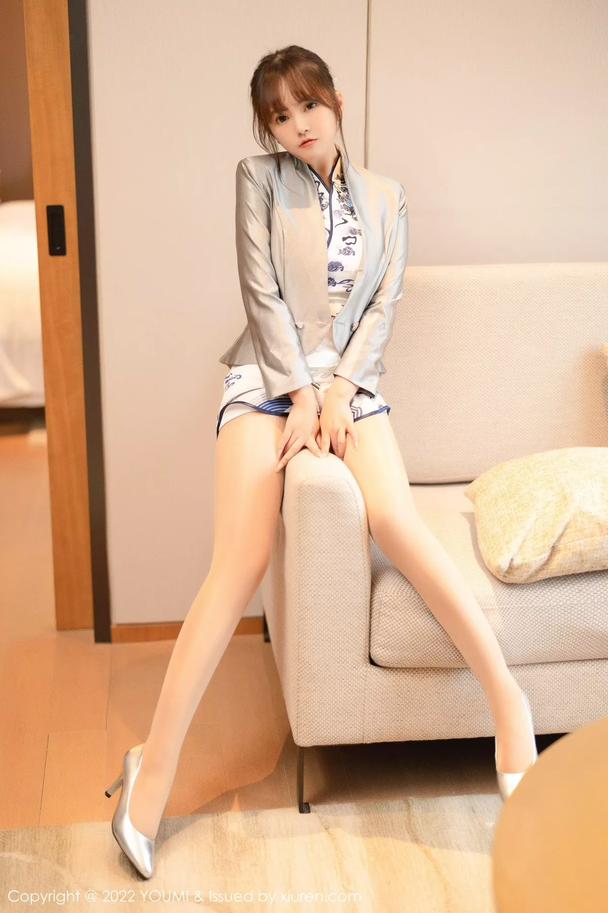 秀人集.com_[YouMi尤蜜荟]Vol.842_模特张思允Nice性感图案旗袍半脱露浅色带蓝丝内衣迷人诱惑写真80P