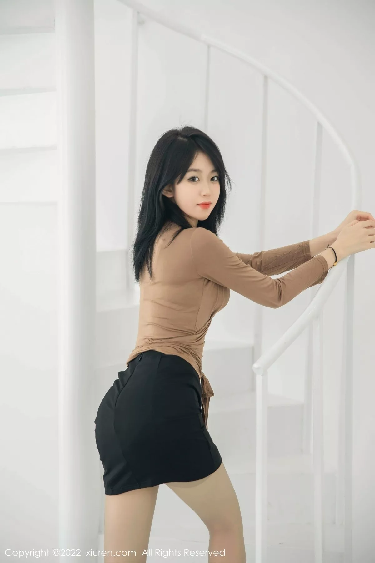 秀人集.com_[XiuRen秀人网]No.5587_模特奶瓶大理旅拍杏色衣配黑短裙露浅色内衣杏色丝袜诱惑写真100P