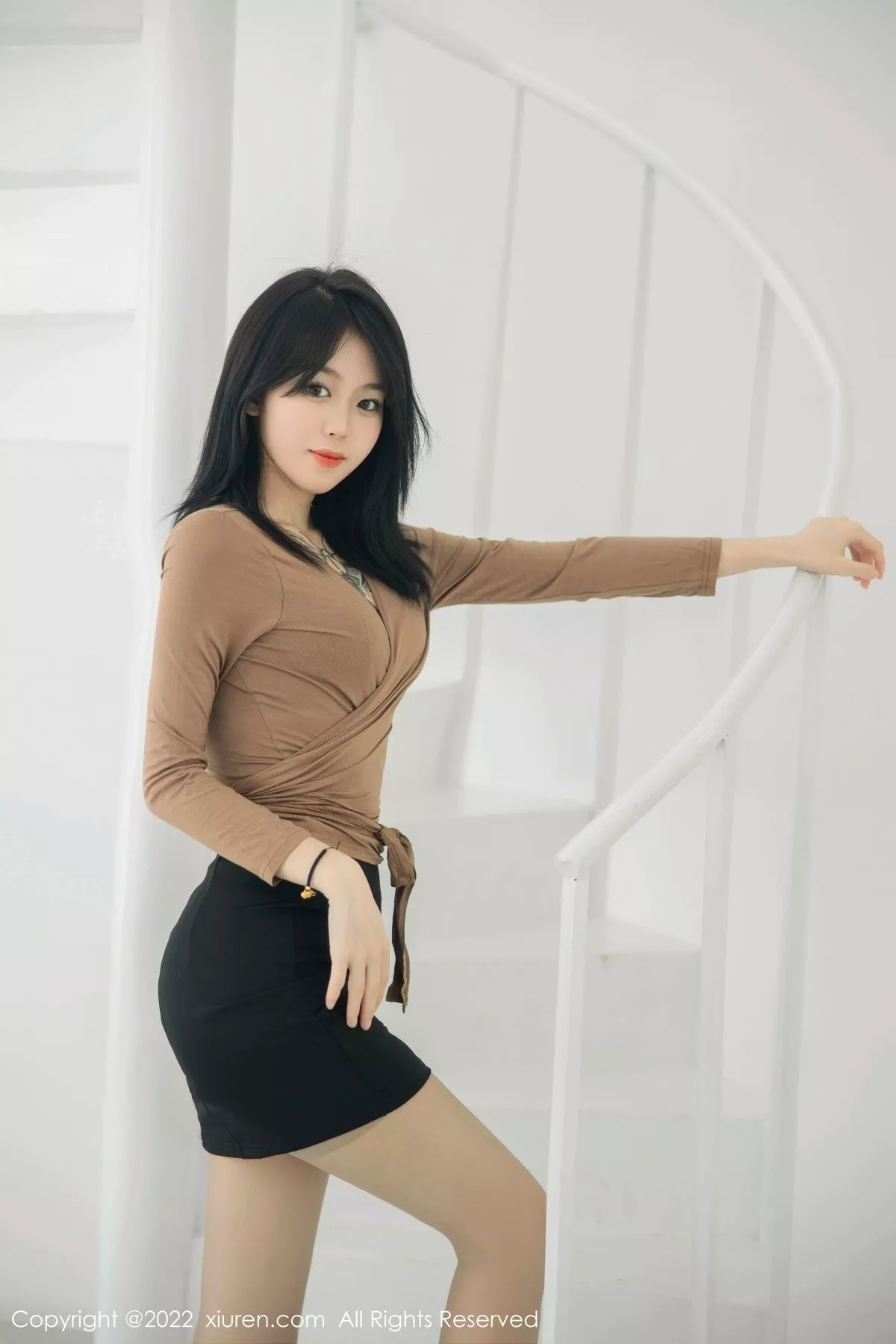 秀人集.com_[XiuRen秀人网]No.5587_模特奶瓶大理旅拍杏色衣配黑短裙露浅色内衣杏色丝袜诱惑写真100P