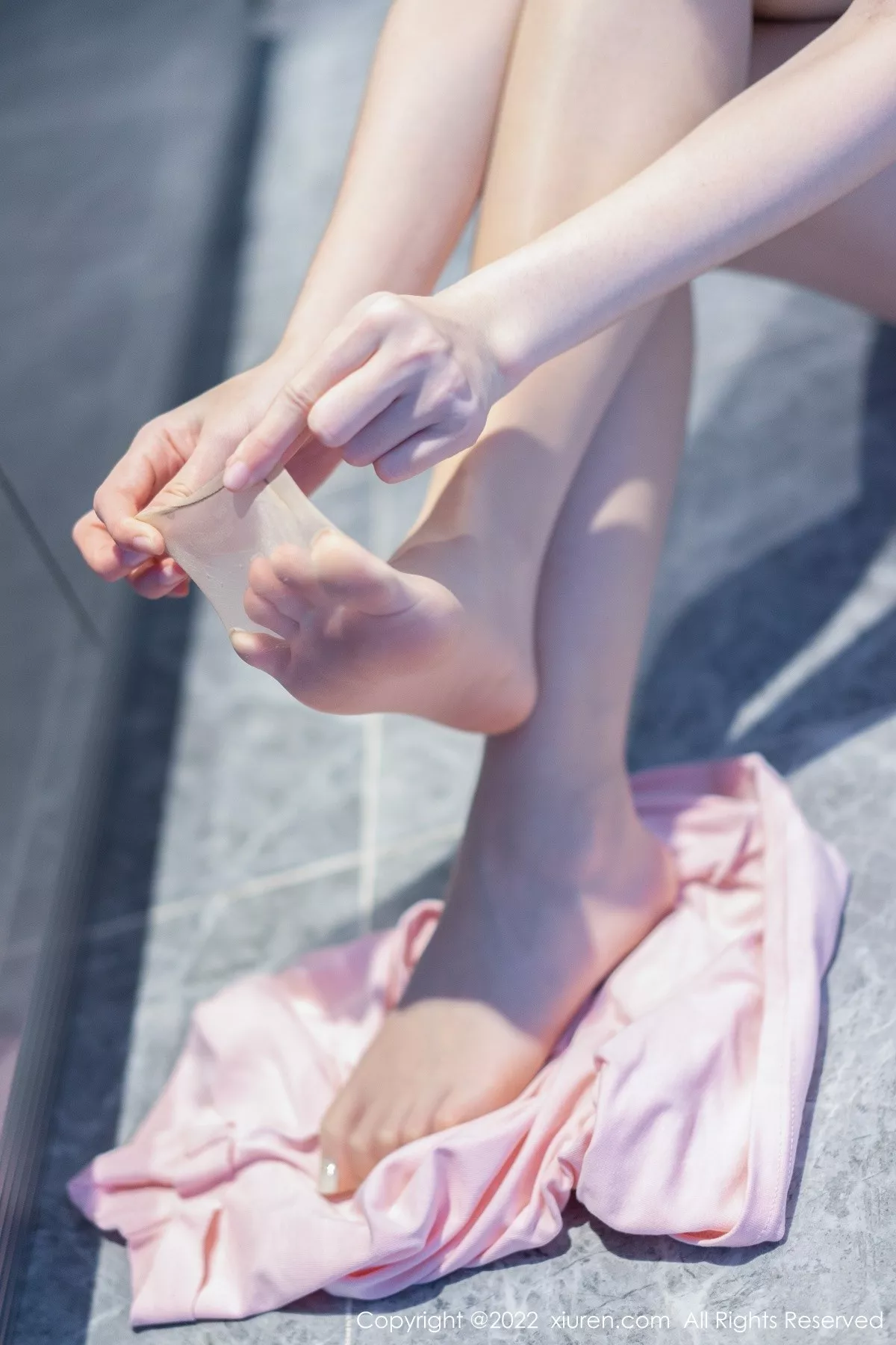 秀人集.com_[XiuRen秀人网]No.5593_模特是小逗逗粉色真空上衣配白短裤半脱露超薄无内肉丝诱惑写真77P