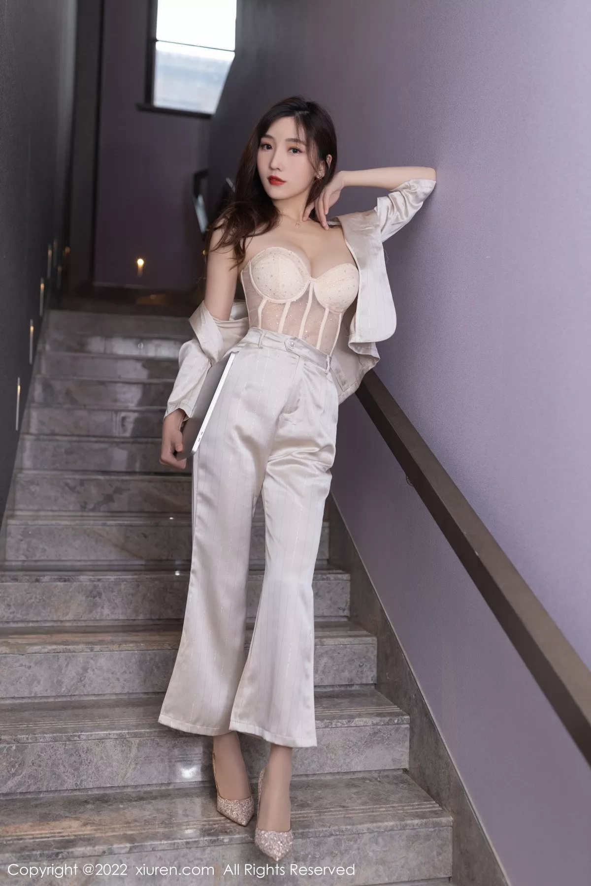 秀人集.com_[XiuRen秀人网]No.5594_模特陆萱萱私房脱淡金色职业套装露暖色薄纱内衣迷人诱惑写真78P