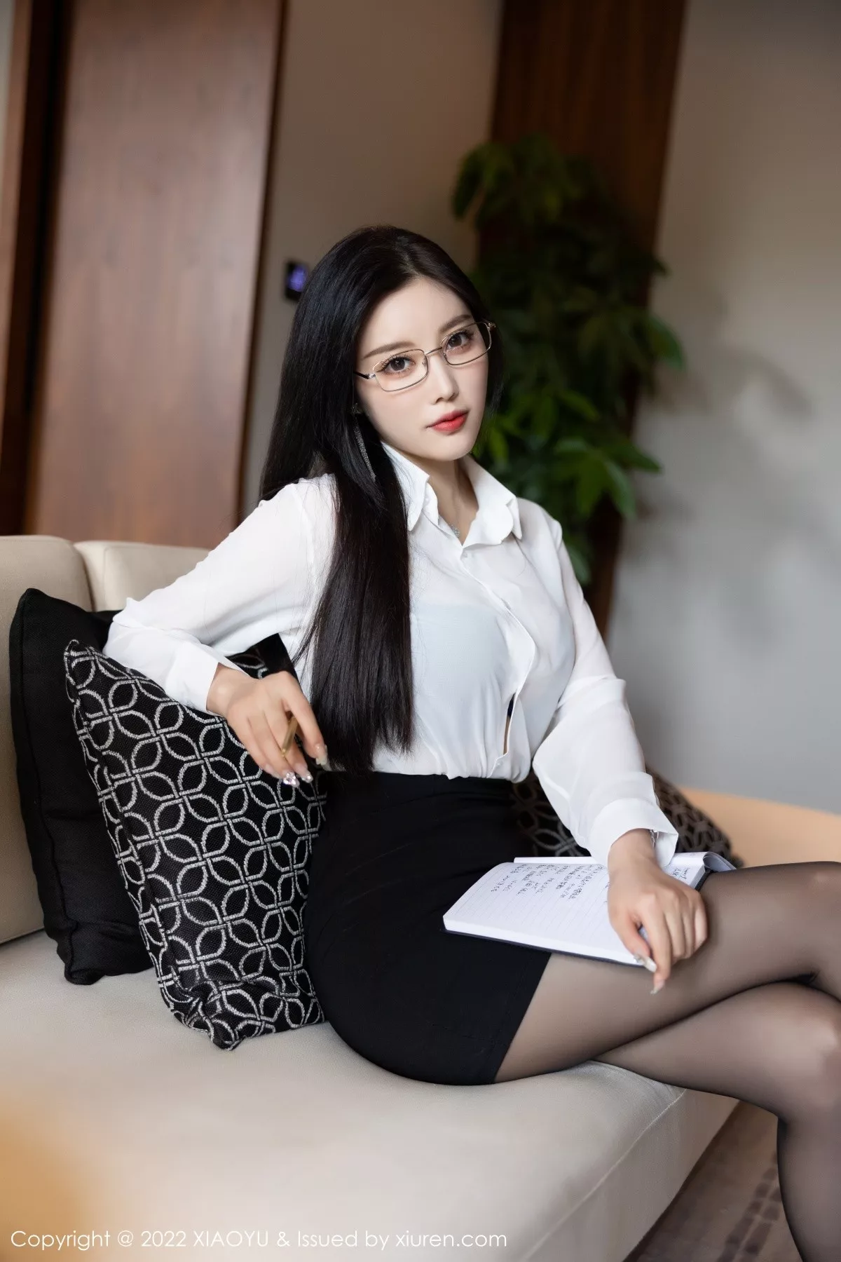 秀人集.com_[XiaoYu画语界]Vol.865_女神杨晨晨Yome杭州旅拍白T配黑短裙半脱露无内黑丝诱惑写真90P