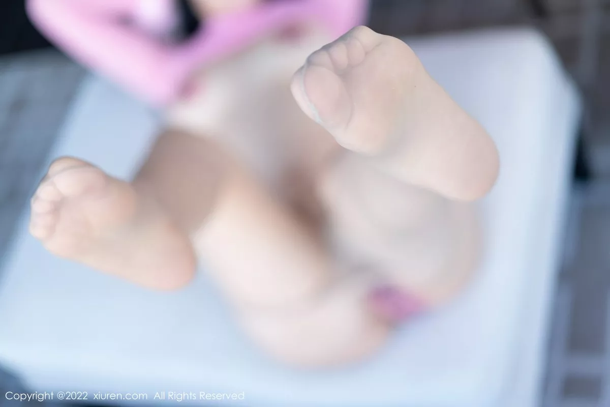 秀人集.com_[XiuRen秀人网]No.5599_女神刘钰儿成都旅拍性感粉色紧身上衣配牛仔短裤撩人诱惑写真70P