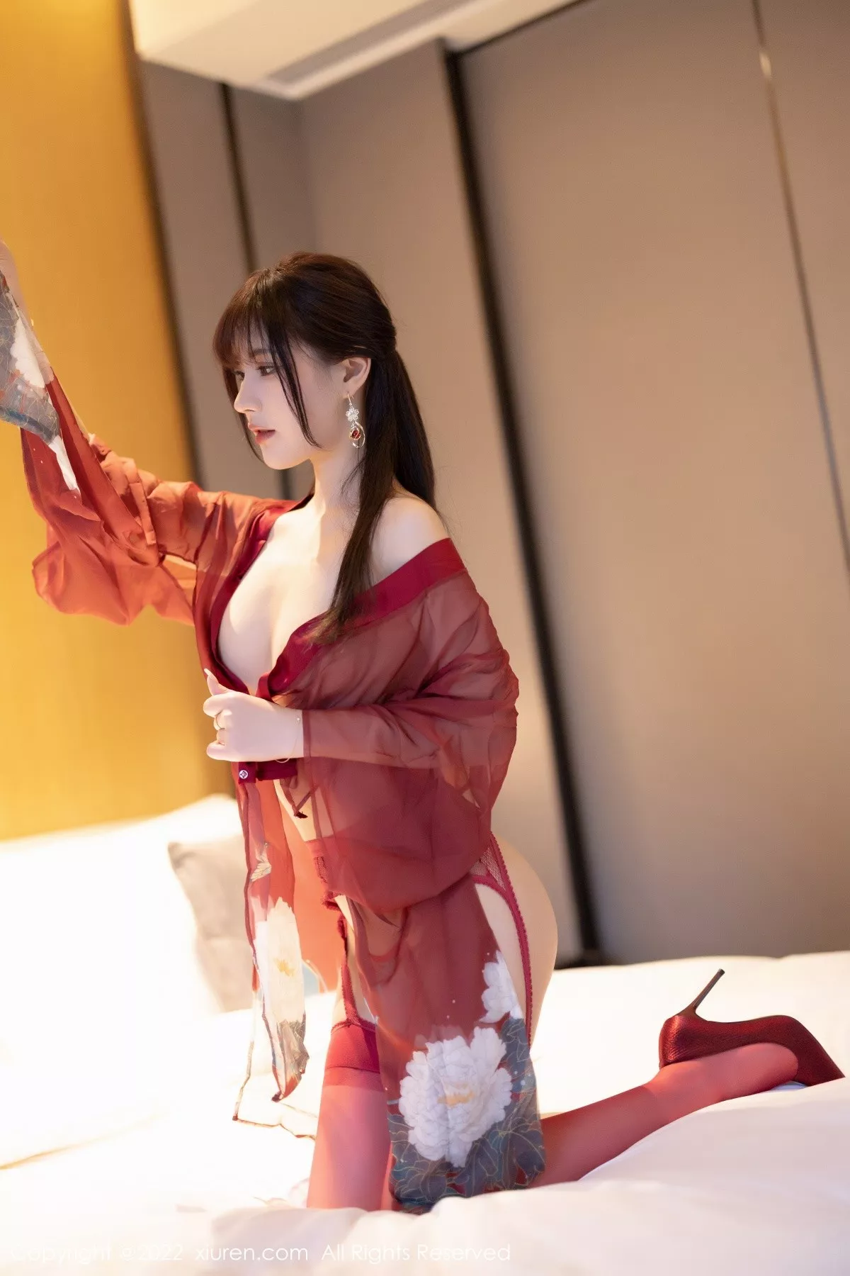 秀人集.com_[XiuRen秀人网]No.5606_模特张欣欣性感红色轻透薄纱服配红丝吊袜秀苗条身材诱惑写真80P