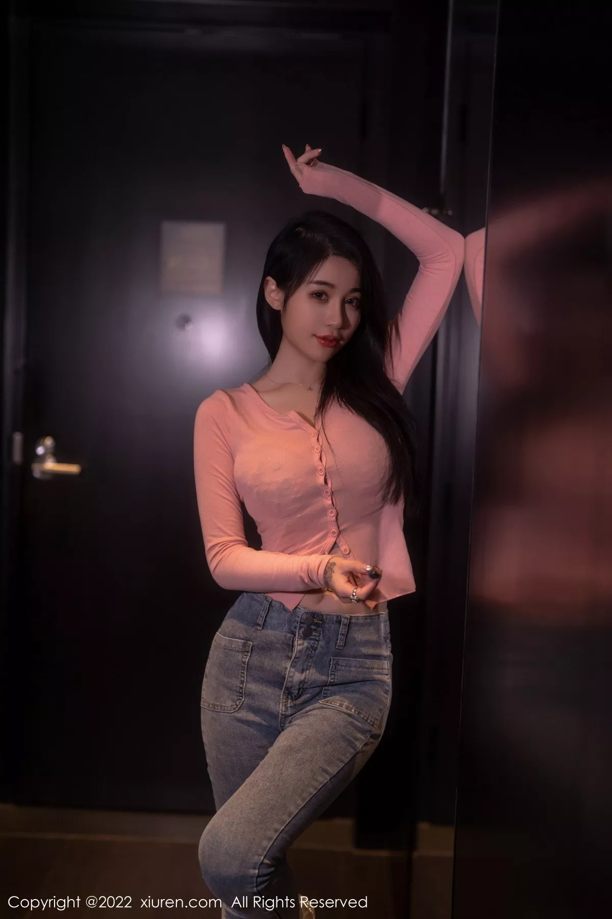 秀人集.com_[XiuRen秀人网]No.5506_模特美七Mia西双版纳旅拍粉色上衣配牛仔裤露性感内衣诱惑写真65P