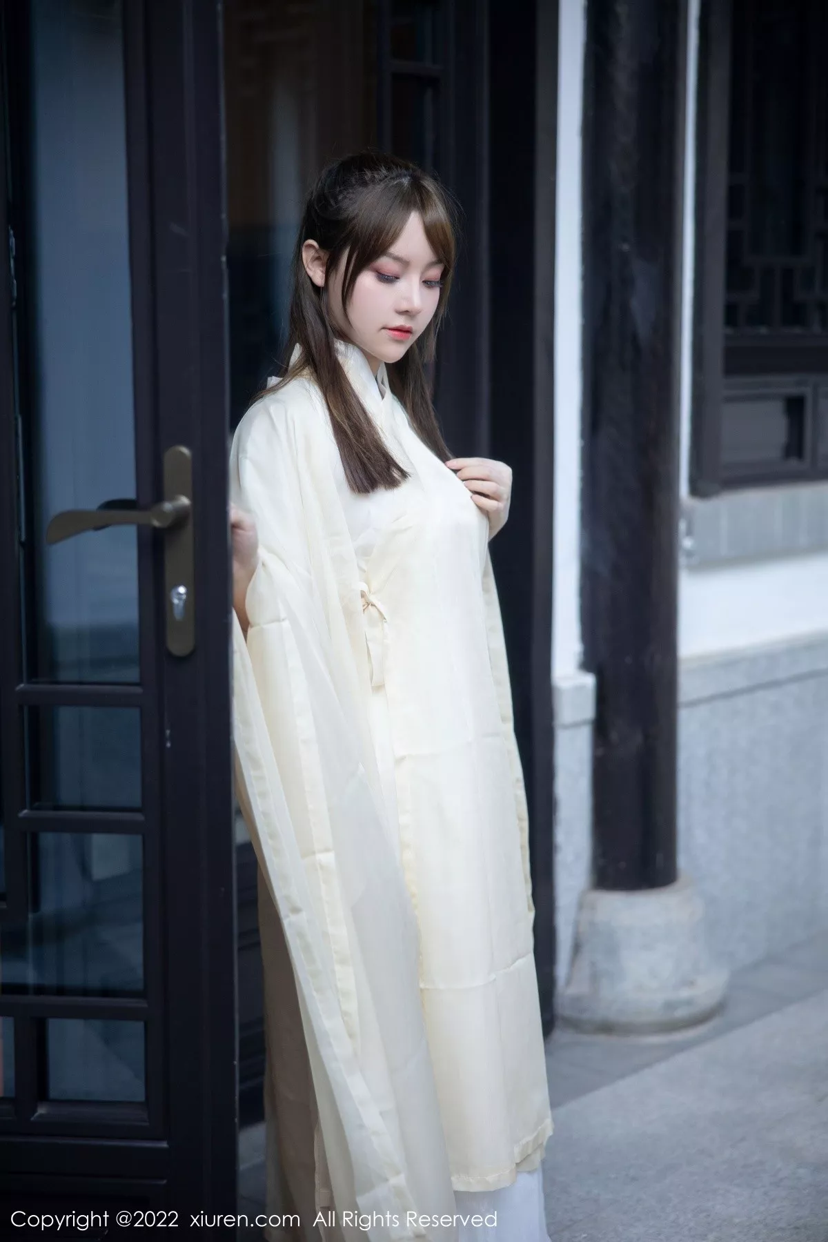 秀人集.com_[XiuRen秀人网]No.5653_模特豆瓣酱私房性感白色古装服饰半脱露白嫩豪乳惹火诱惑写真77P