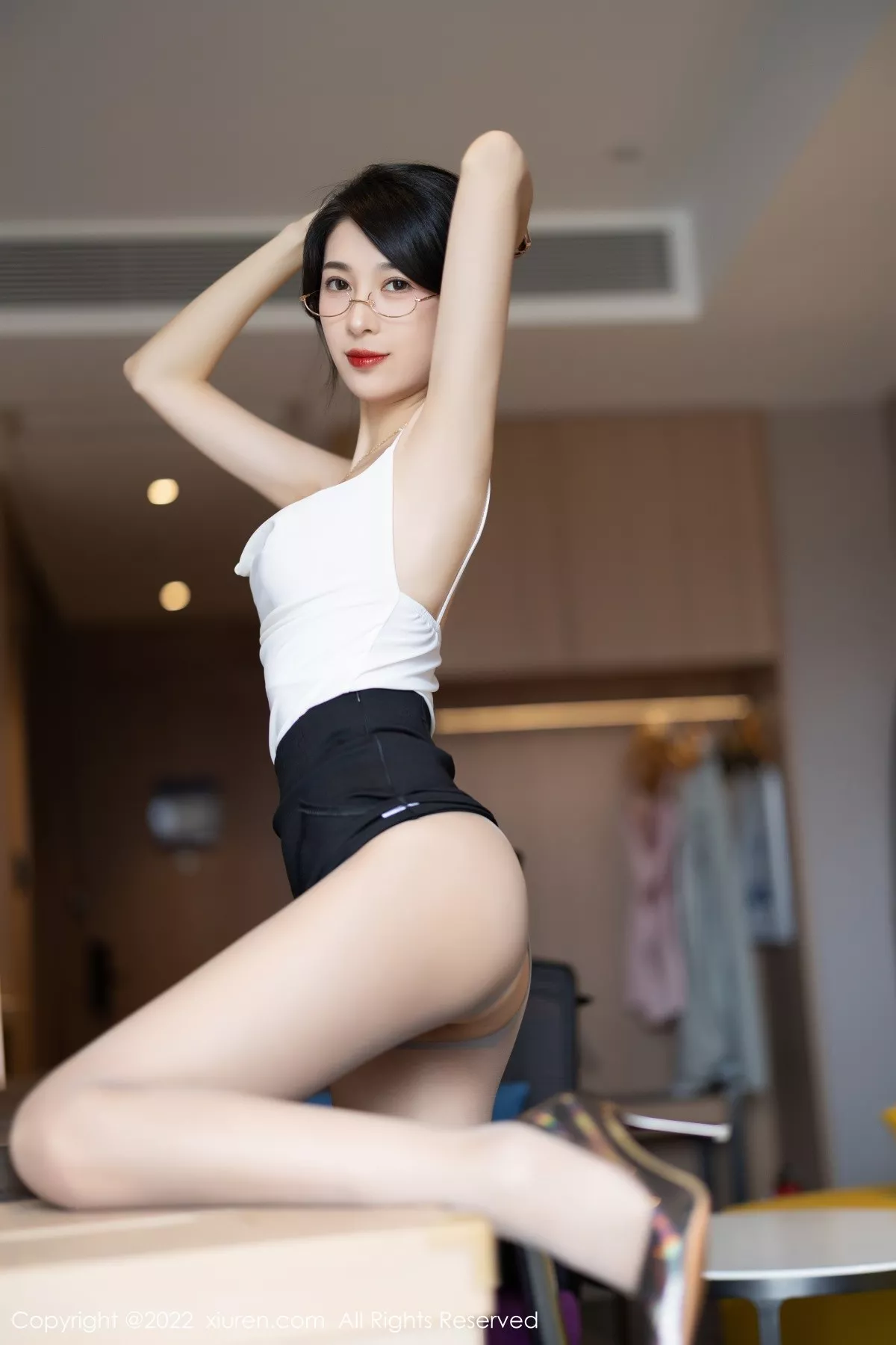 秀人集.com_[XiuRen秀人网]No.5656_模特林乐一白色吊带衣配黑短裙露开档灰丝秀曼妙身姿诱惑写真90P