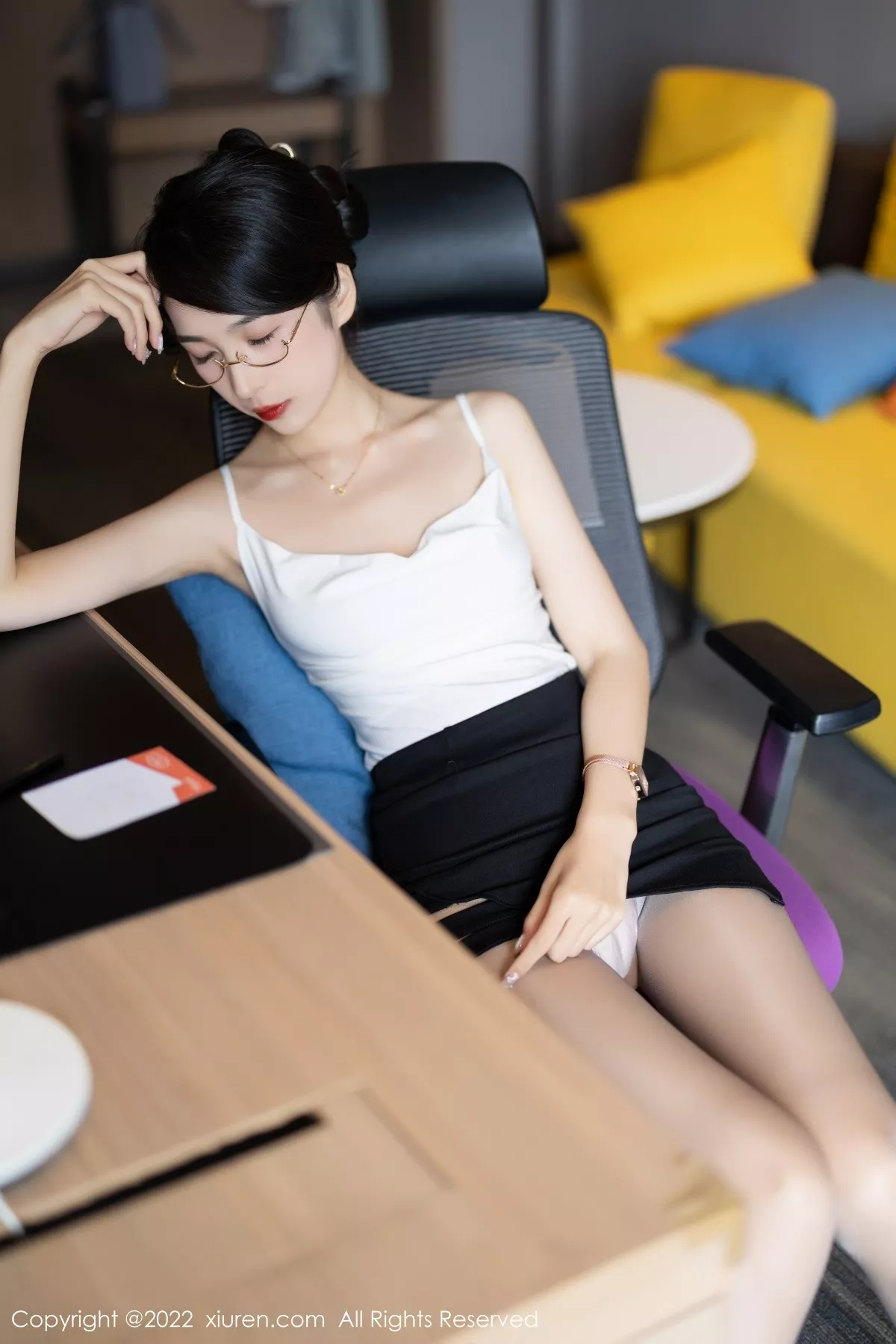 秀人集.com_[XiuRen秀人网]No.5656_模特林乐一白色吊带衣配黑短裙露开档灰丝秀曼妙身姿诱惑写真90P