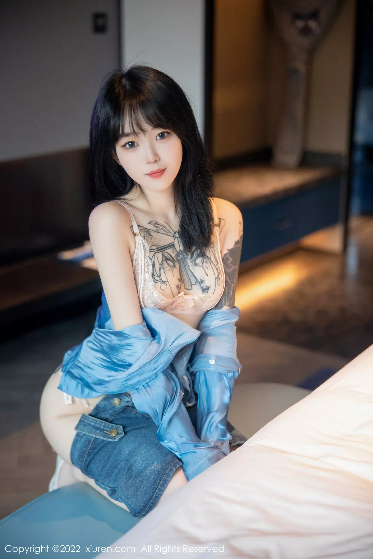 秀人集.com_[XiuRen秀人网]No.5662_模特奶瓶性感蓝色上衣配牛仔短裙半脱露浅色蕾丝内衣诱惑写真97P