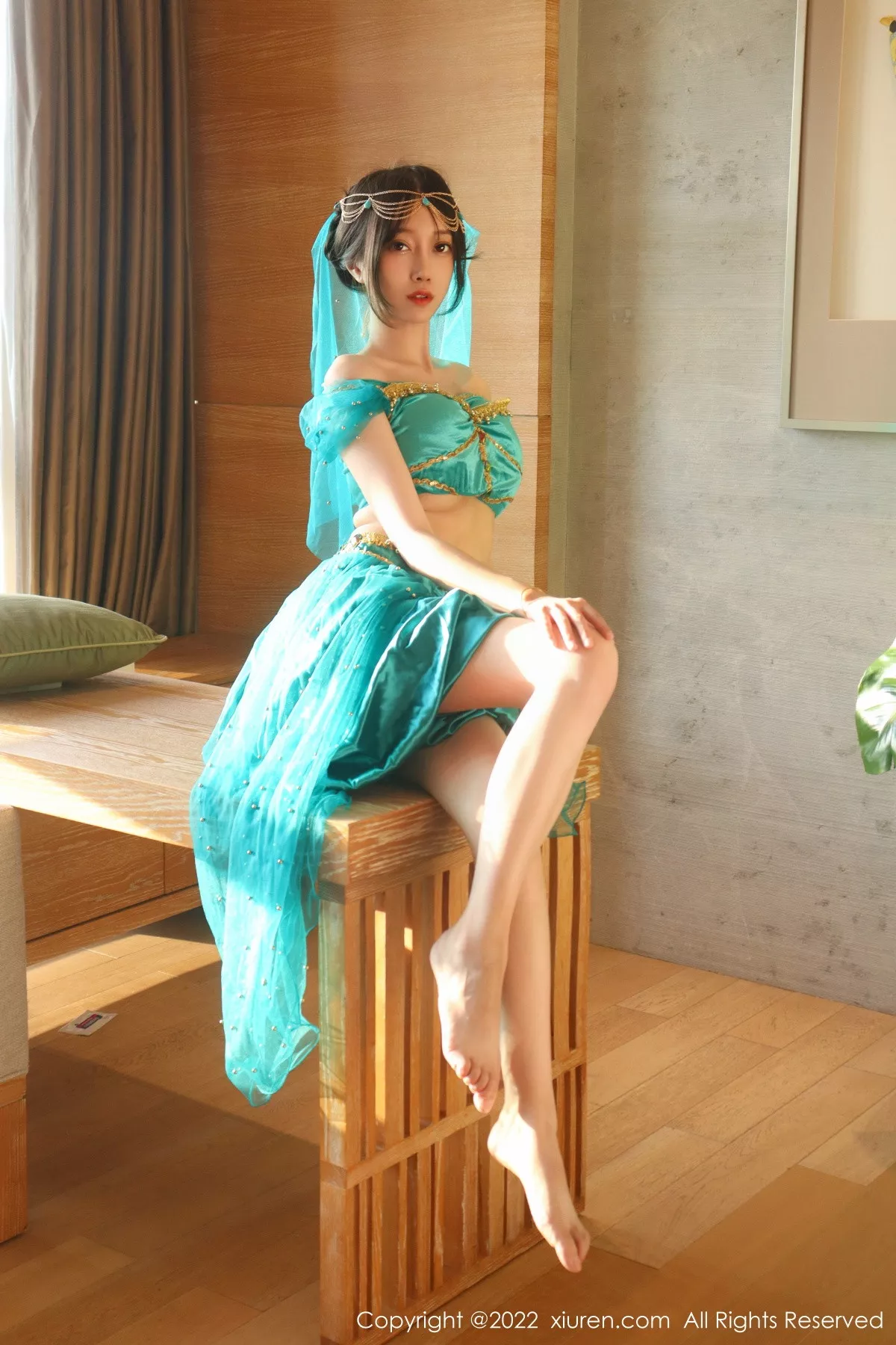 秀人集.com_[XiuRen秀人网]No.5670_模特玥儿玥er银色闪亮吊带裙+西域风情服饰秀完美身材性感写真51P