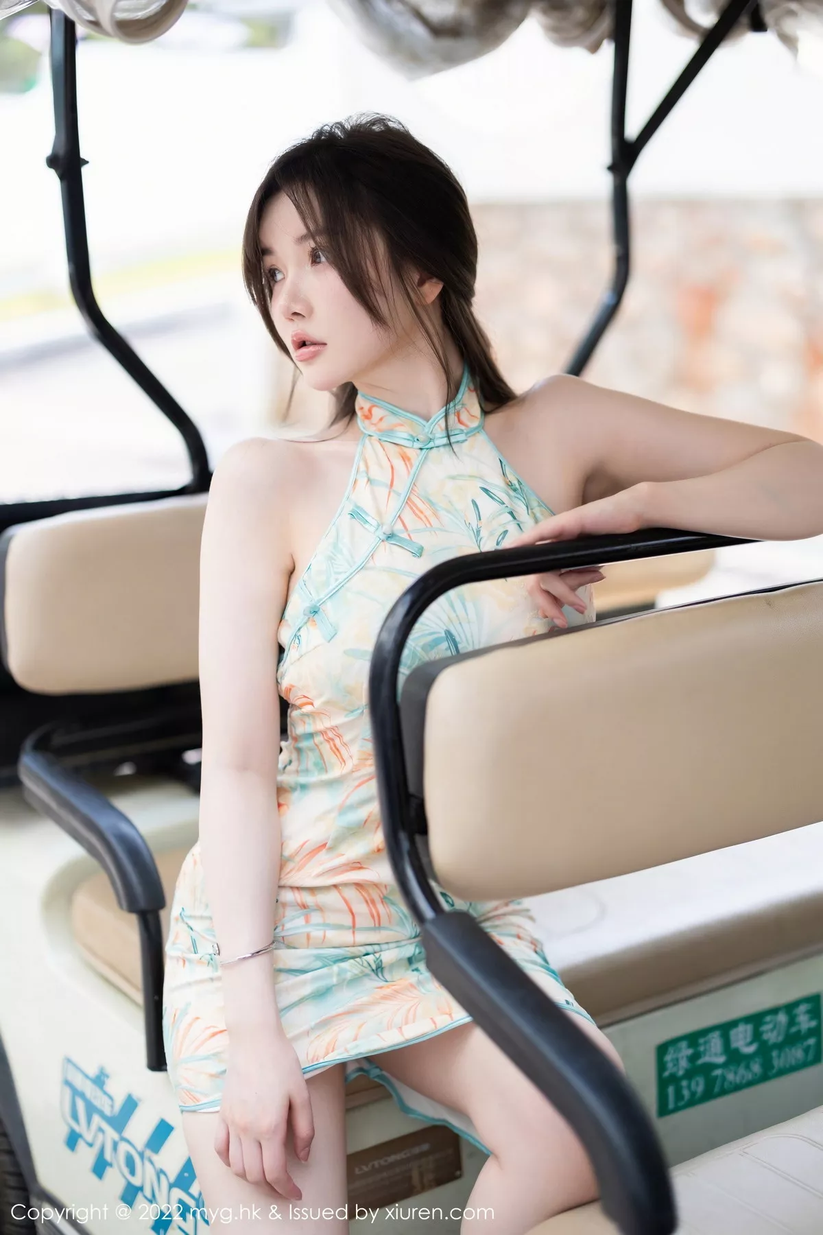 秀人集.com_[MyGirl美媛馆]Vol.640_模特糯美子MINIbabe心愿旅拍户外浅色旗袍秀完美身材诱惑写真67P