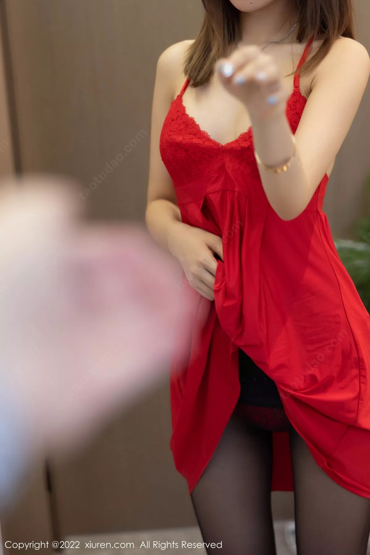 秀人集.com_[XiuRen秀人网]No.5671_女神绮里嘉ula心愿旅拍性感红色睡裙配超薄黑丝妩媚诱惑写真51P