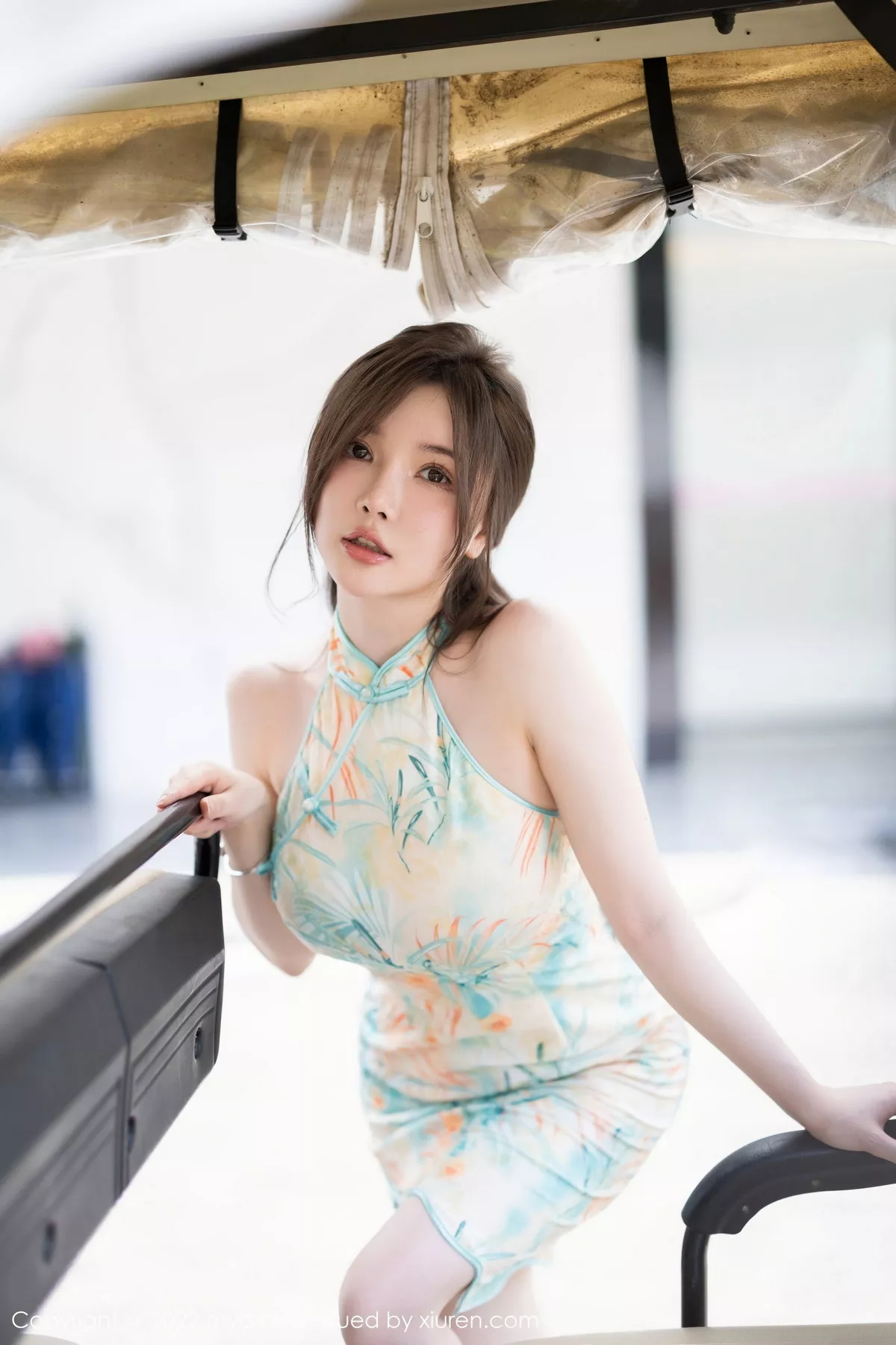 秀人集.com_[MyGirl美媛馆]Vol.640_模特糯美子MINIbabe心愿旅拍户外浅色旗袍秀完美身材诱惑写真67P