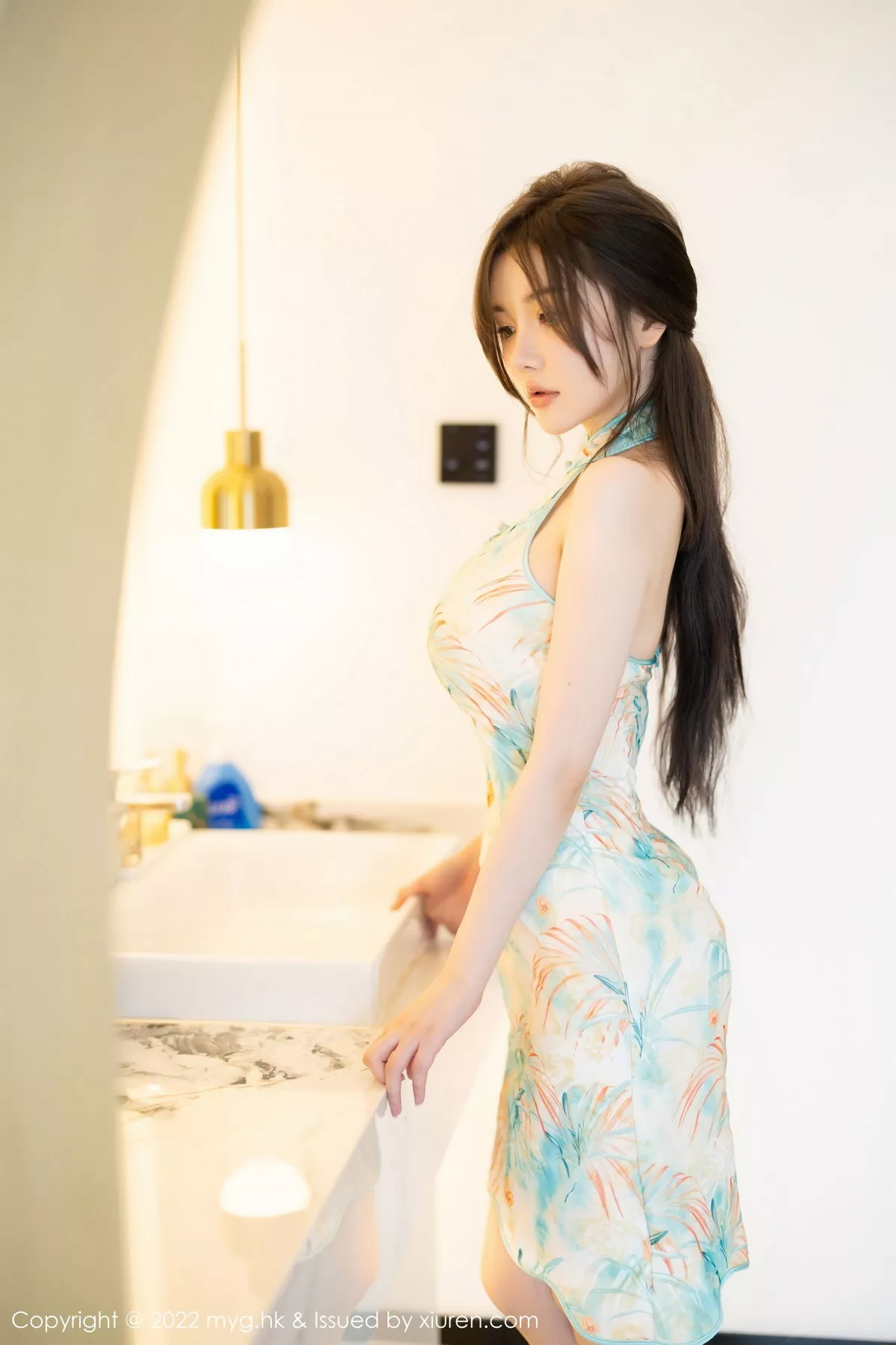 秀人集.com_[MyGirl美媛馆]Vol.640_模特糯美子MINIbabe心愿旅拍户外浅色旗袍秀完美身材诱惑写真67P