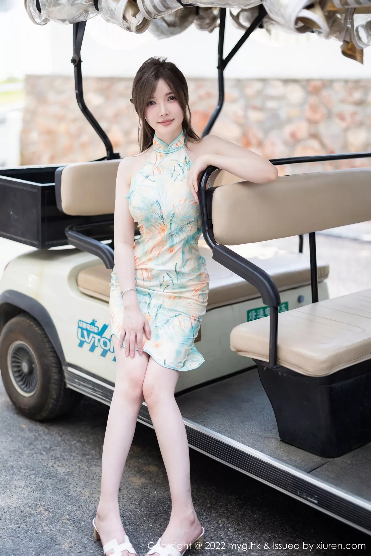 秀人集.com_[MyGirl美媛馆]Vol.640_模特糯美子MINIbabe心愿旅拍户外浅色旗袍秀完美身材诱惑写真67P