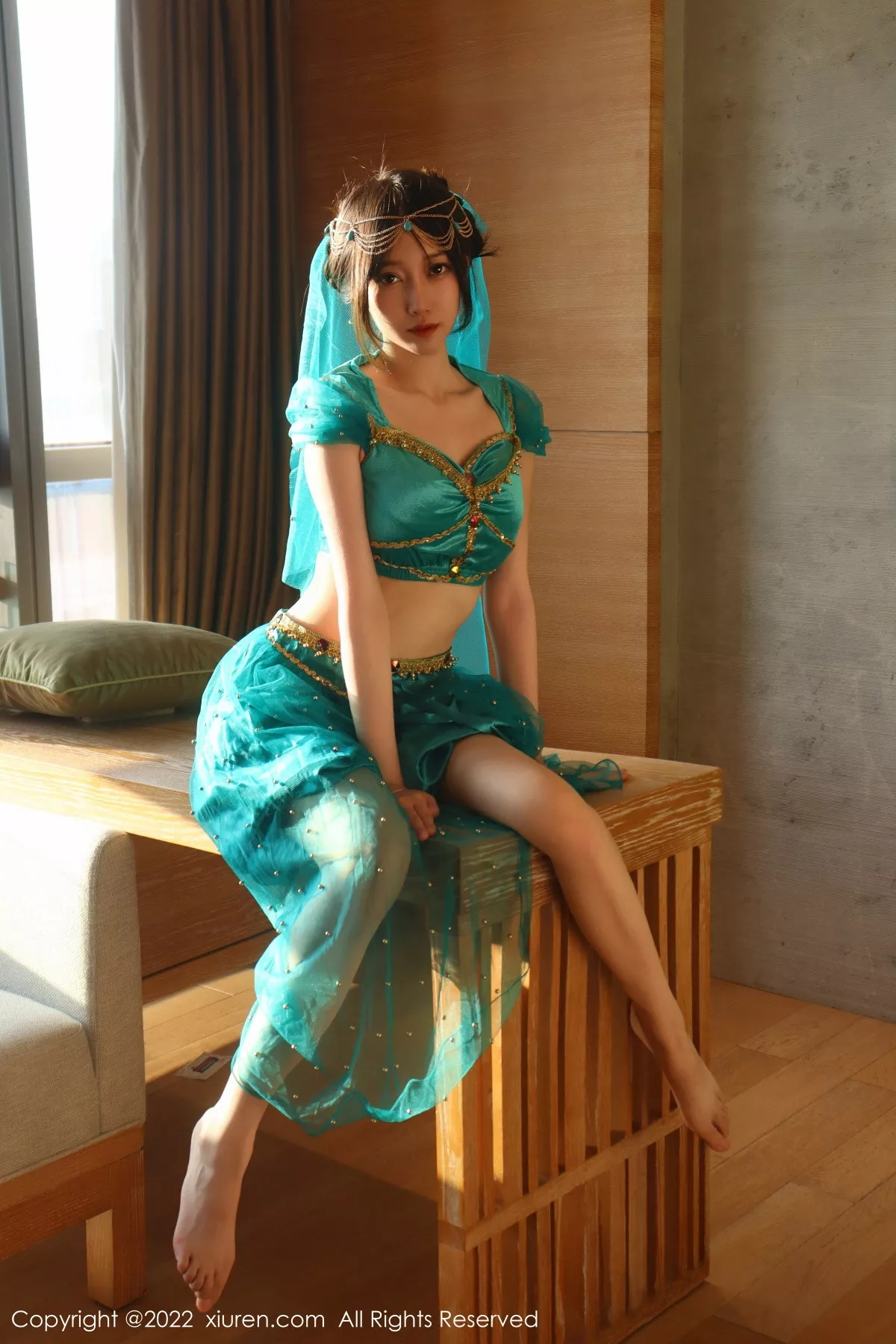 秀人集.com_[XiuRen秀人网]No.5670_模特玥儿玥er银色闪亮吊带裙+西域风情服饰秀完美身材性感写真51P