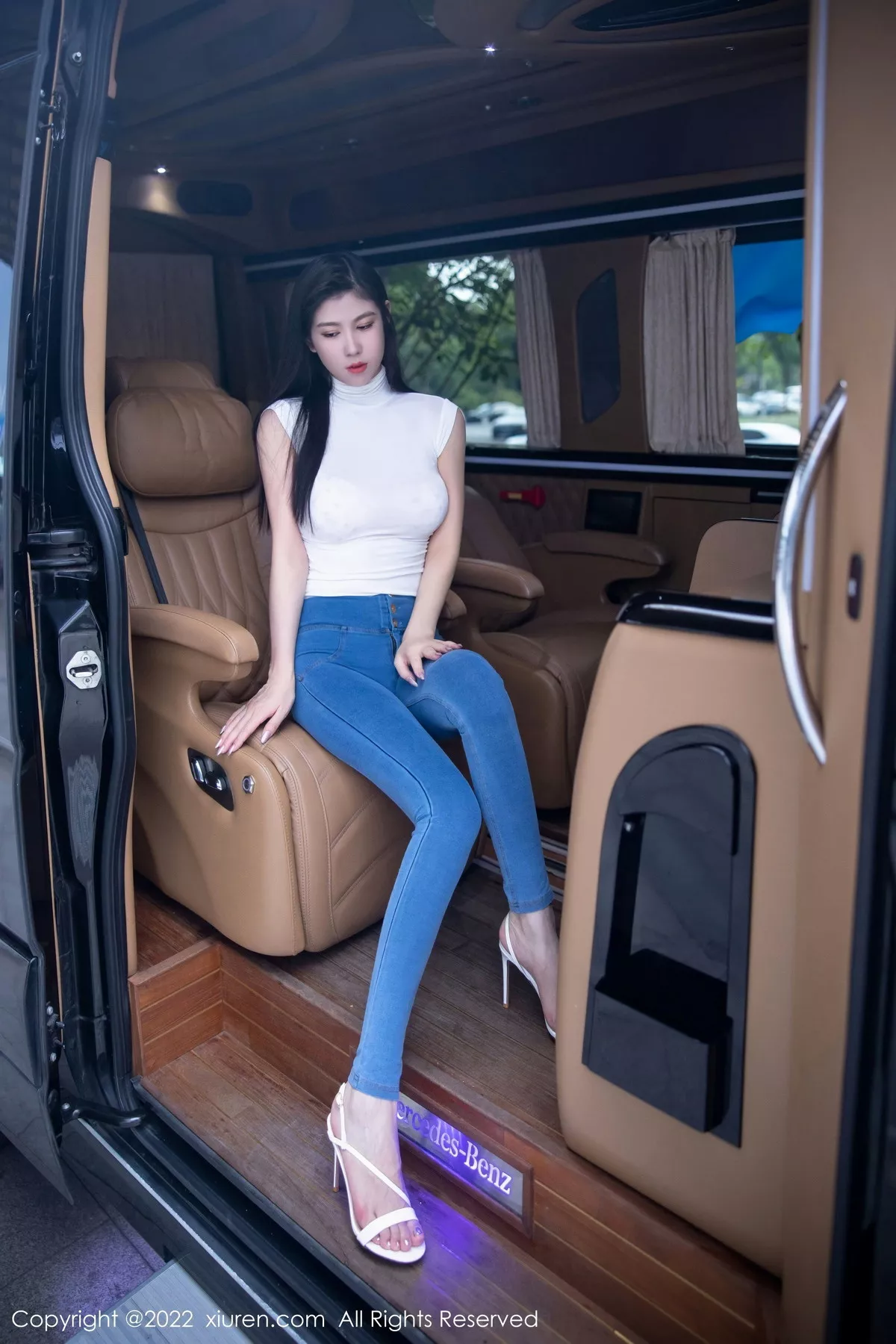 秀人集.com_[XiuRen秀人网]No.5677_模特李雅柔白色紧身上衣配蓝色牛仔裤露浅色内衣高挑迷人写真84P